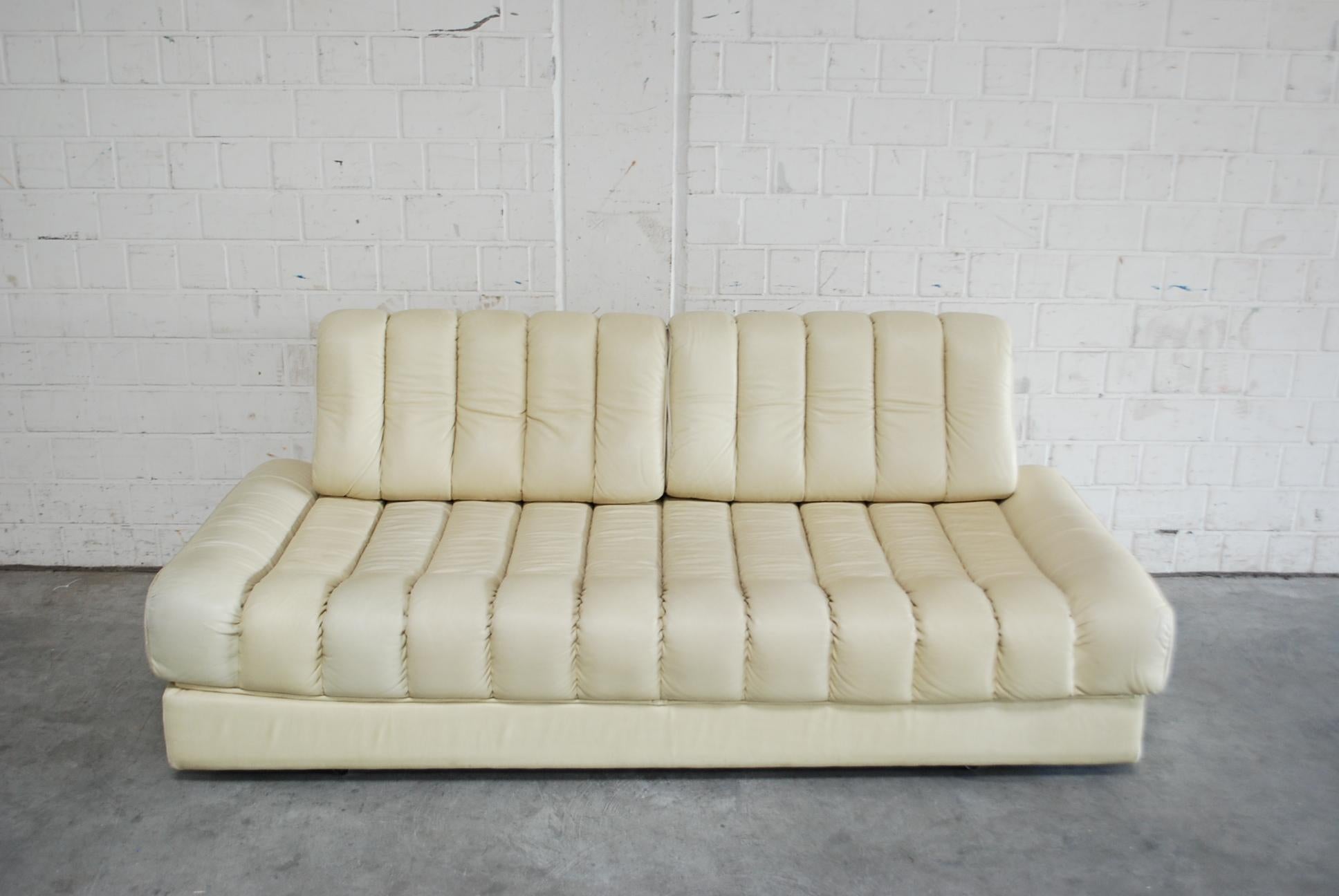 De Sede model Ds 85 daybed.
This De Sede DS-85 daybed can be transformed into a double bed. It is upholstered in ecru white crème fine soft aniline leather. It features a circumferential tubular steel frame.
The leather is in very good condition