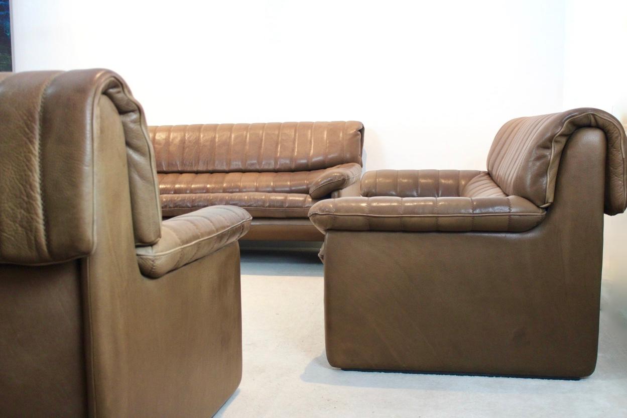 Premium quality De Sede DS-86 living room set consisting of a three-seat sofa, a two-seat sofa and a lounge chair. All in brown thick buffalo Leather. The fine cognac brown leather is in original and superb condition with amazingly beautiful patina.