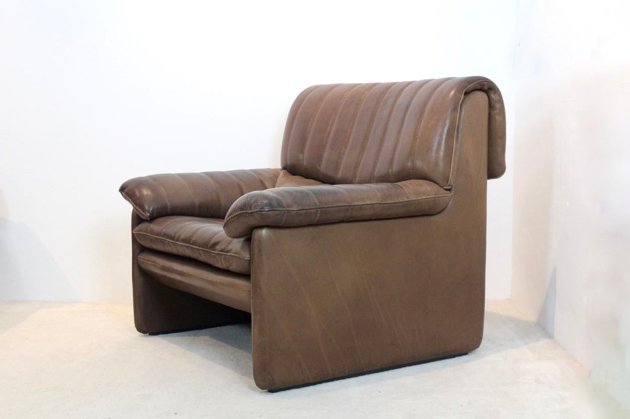 Premium quality De Sede DS-86 midcentury lounge chair in thick buffalo leather. The fine cognac brown leather is in original and Superb condition with amazingly beautiful patina. Manufactured in the 1970s in Switzerland on a heavy frame of solid
