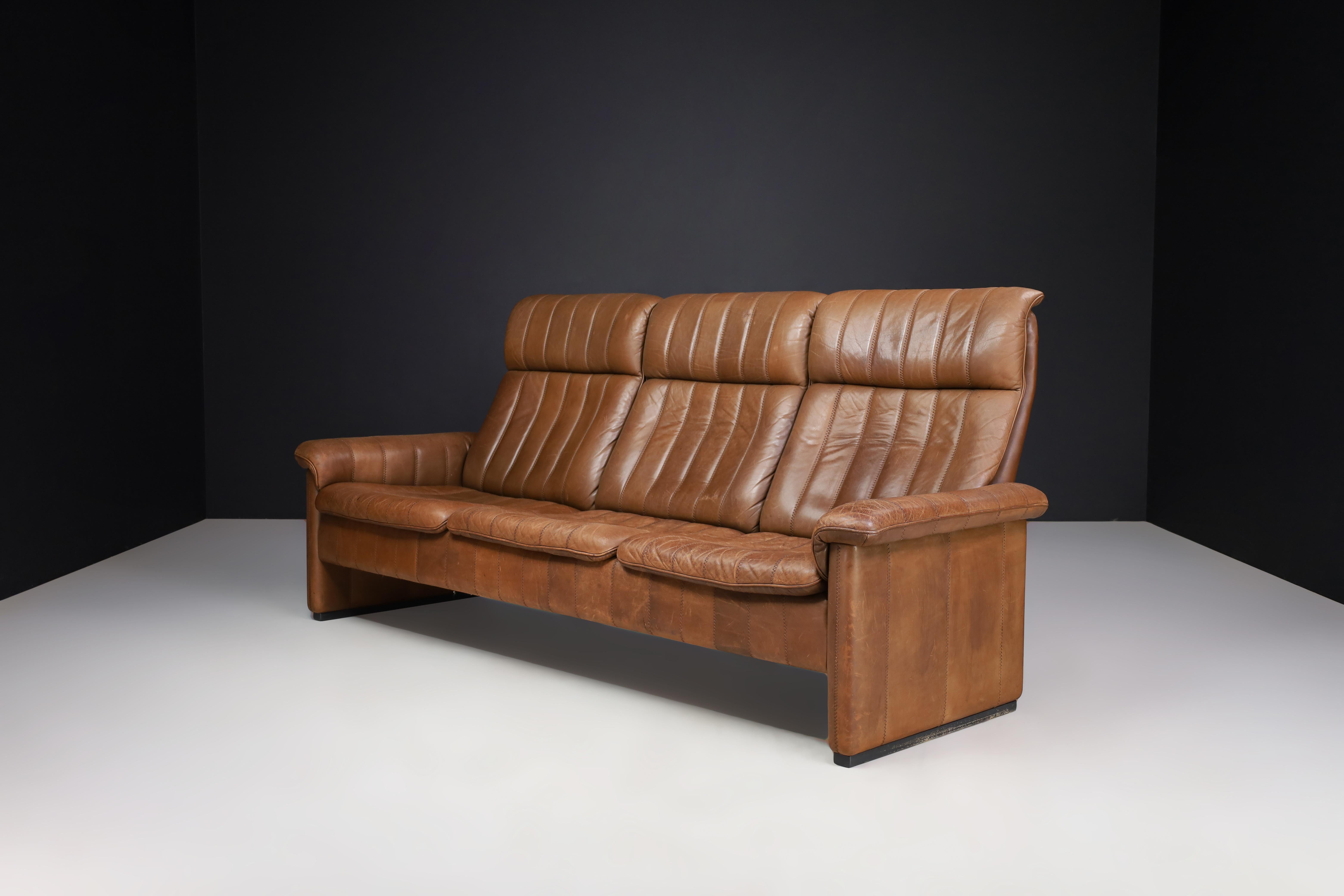 De Sede DS-86 Ledersofa, Schweiz, 1970er Jahre

Ein ikonisches und luxuriöses Dreisitzer-Ledersofa der Serie DS-86 von De Sede, das in den 1970er Jahren in der Schweiz handgefertigt wurde. Dieses atemberaubende Stück unterstreicht den Ruf von De