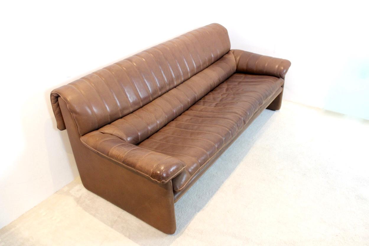 Premium quality De Sede DS-86 midcentury three-seat sofa in thick buffalo leather. The fine cognac brown leather is in original and Superb condition with amazingly beautiful patina. Manufactured in the 1970s in Switzerland on a heavy frame of solid