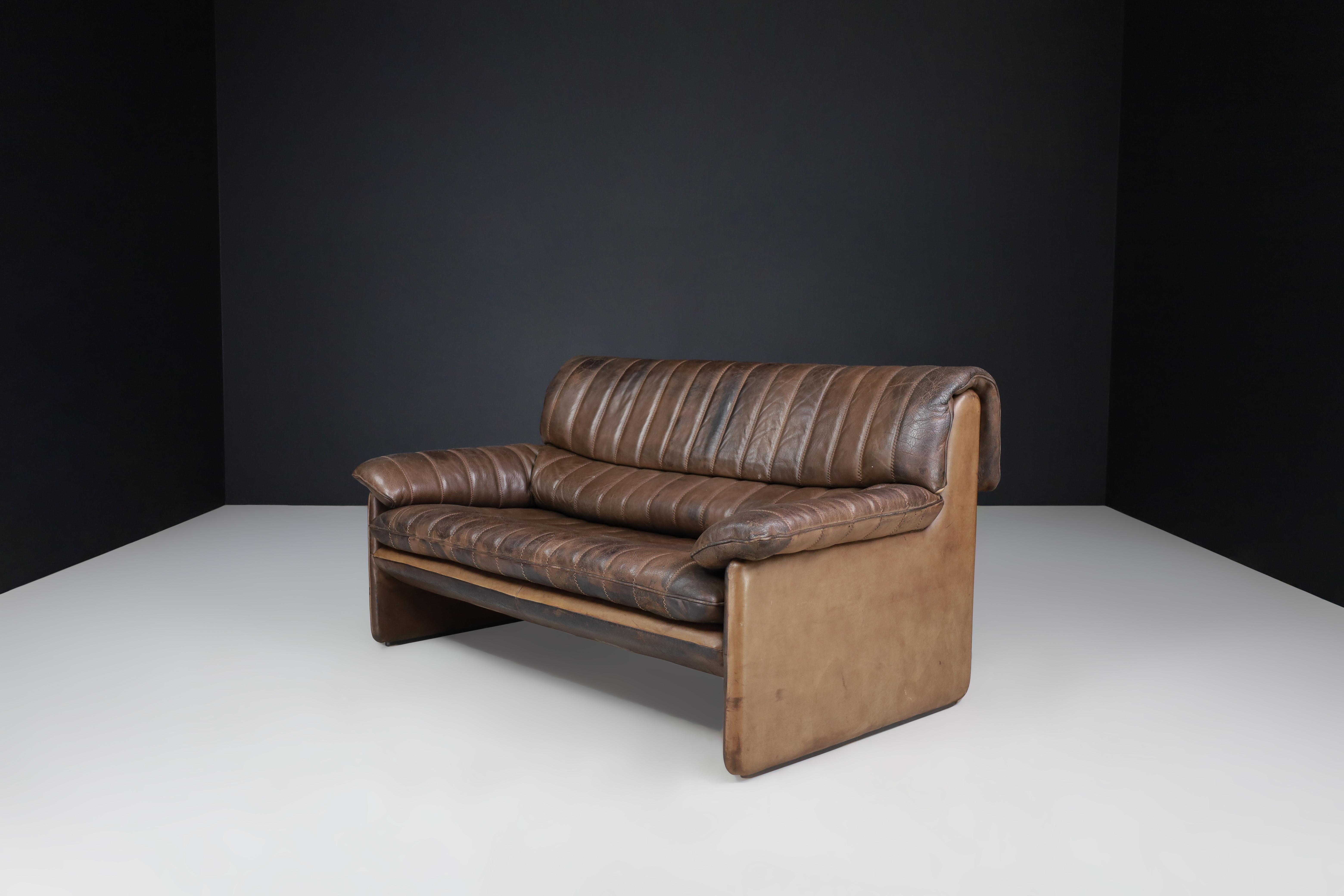 De Sede DS-86 Zweisitziges Sofa aus patiniertem braunem Leder, Schweiz, 1960er Jahre

Dieses Zweisitzer-Sofa DS-86 von De Sede aus den 1960er Jahren ist ein zeitloses Beispiel für exzellentes Schweizer Design. Es verkörpert das bekannte Engagement
