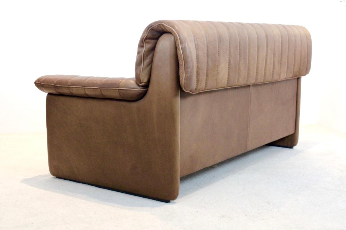 Premium quality De Sede DS-86 midcentury two-seat sofa in thick buffalo leather. The Fine cognac brown leather is in original and Superb condition with amazingly beautiful patina. Manufactured in the ‘70’s in Switzerland on a heavy frame of solid
