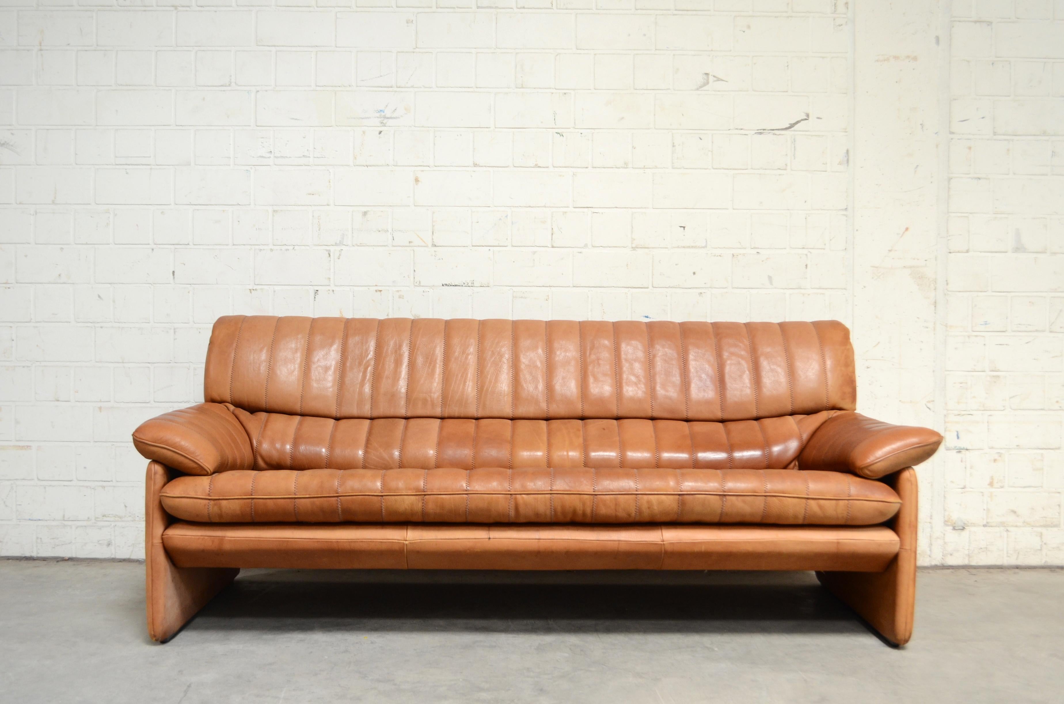 Canapé en cuir vintage de De Sede.
Modèle Ds 86.
Cuir de cou épais avec une belle couleur cognac.
Grand confort.
Avec patine.
De Sede est une entreprise suisse qui crée des meubles en cuir de qualité supérieure.
Nous avons également en stock