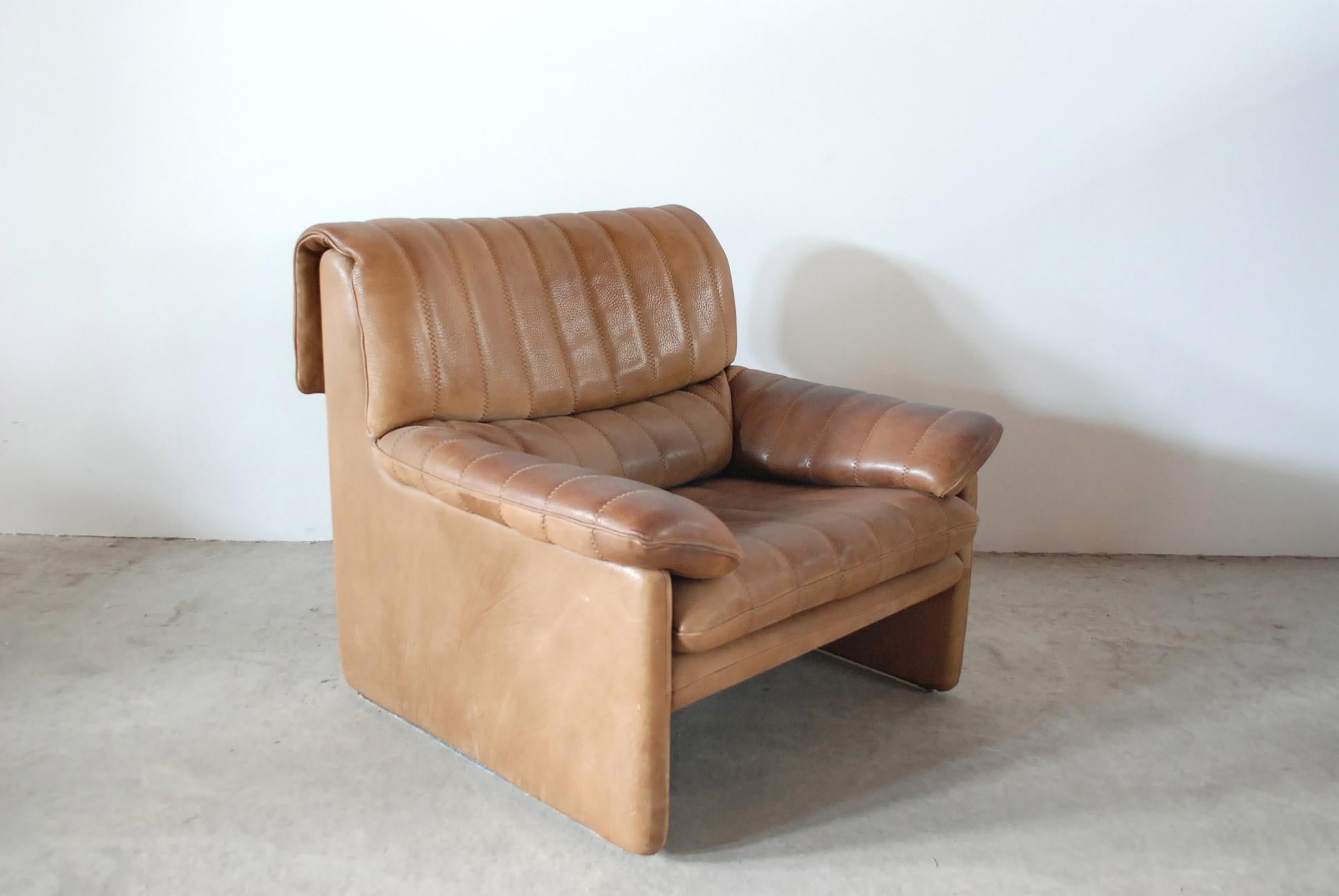 Vintage leather armchair by De Sede.
Model Ds 86.Thick neck leather with bright nature brown color.
Great comfort.
With patina on the armrests and seat.
3 chairs are available in this color.