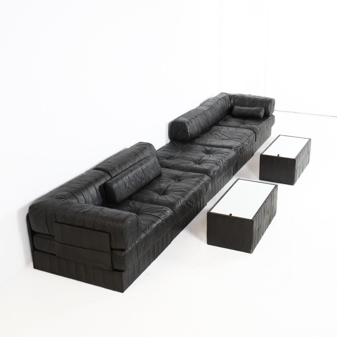 Very complete 1970s model DS-88 sofa by De Sede Switzerland. The black leather modular sofa can be arranged in various configurations due to all seamlessly fitting elements. The sofa consists of 5 seating elements, various high and low seat and
