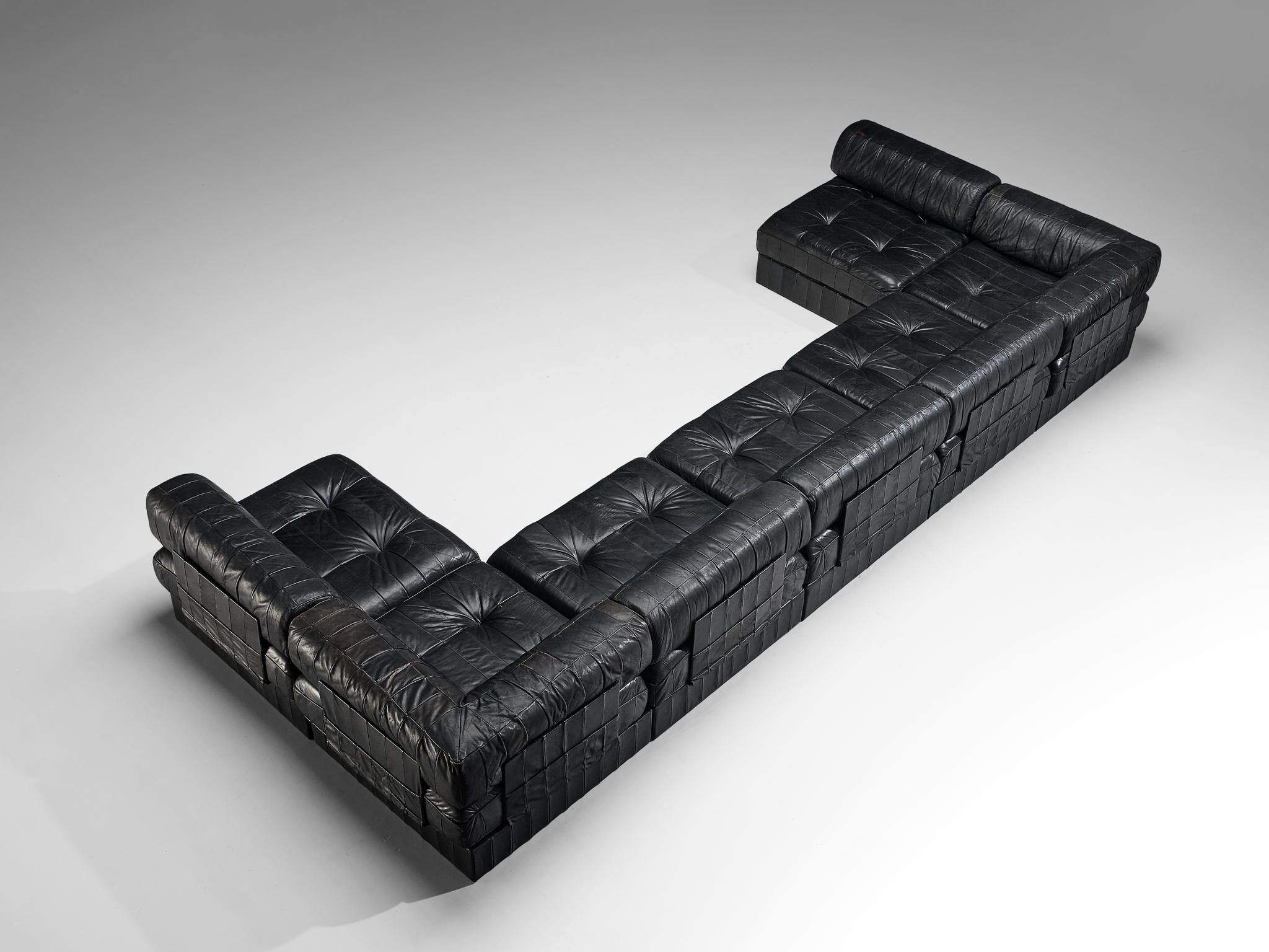 De Sede, canapé sectionnel 'DS-88', cuir noir, Suisse, années 1970. 

Ce grand canapé sectionnel, conçu par De Sede dans les années 1970, comporte deux éléments d'angle et cinq éléments réguliers. Cet ensemble devient très polyvalent car il permet