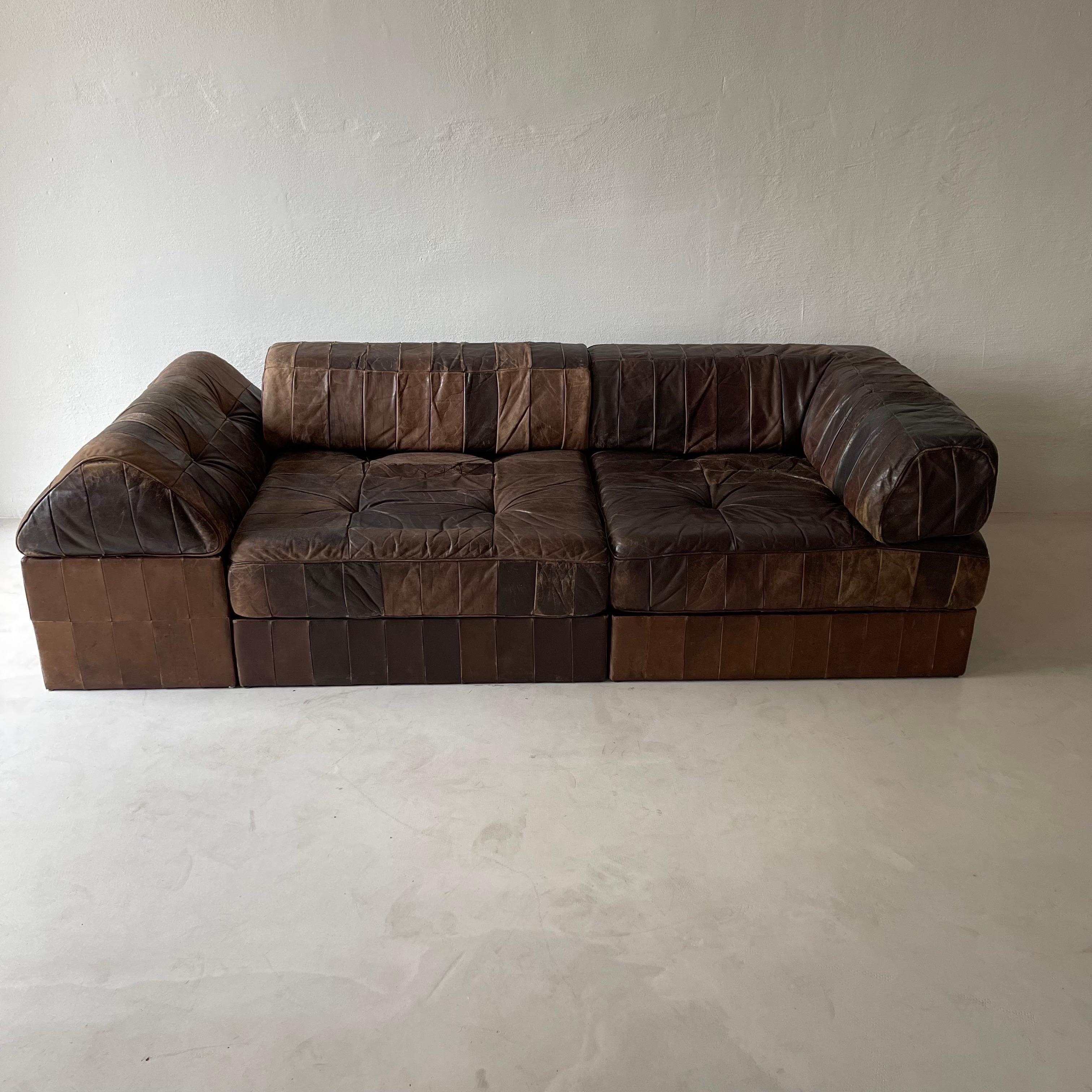 De Sede, 'DS-88' sectional sofa, leather, Switzerland, 1970s.

This fine patchwork leather sectional sofa designed by De Sede in the 1970s, and contains two regular seating elements and one storage compartment with a matching pillow. A truly