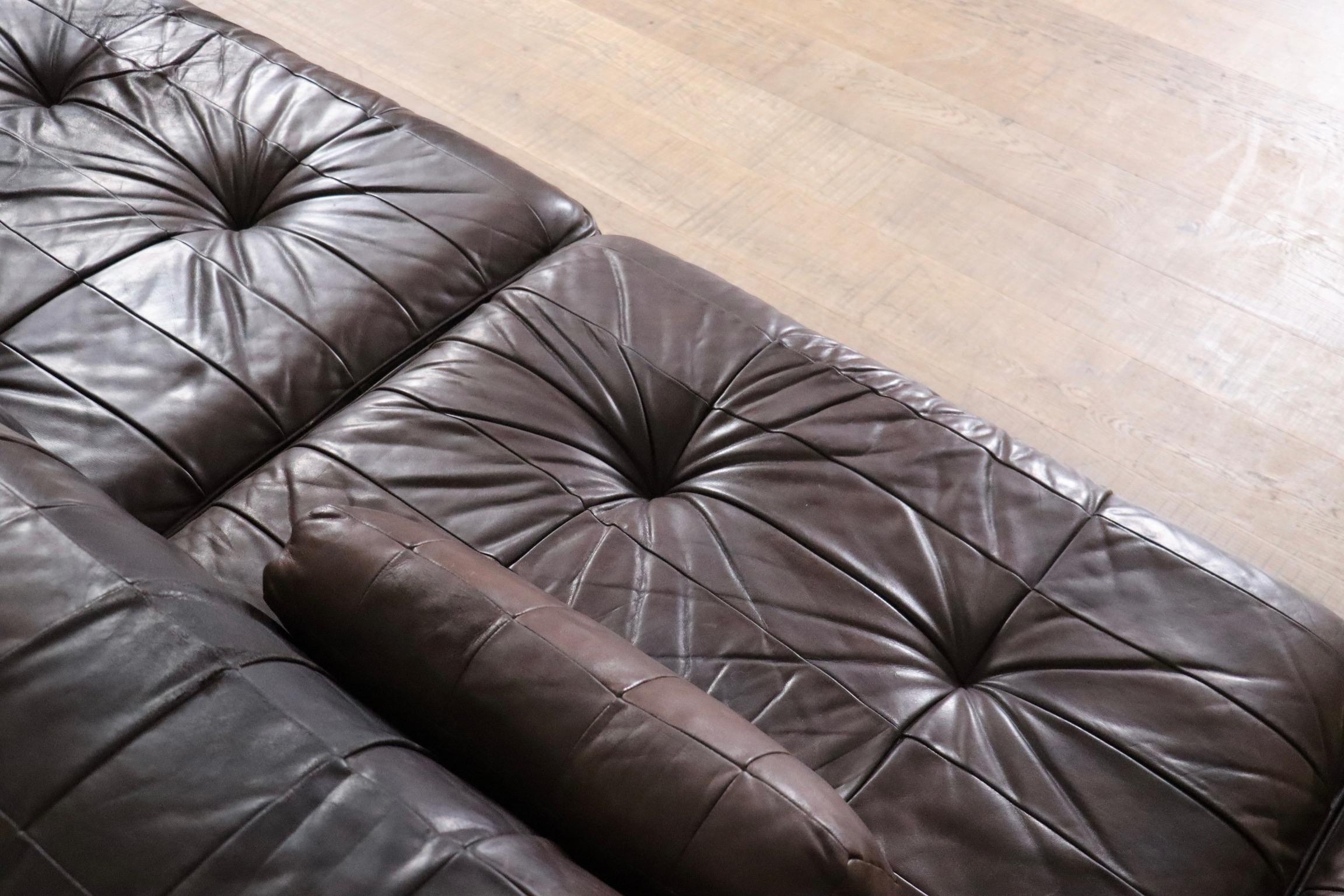 Fantastic DS-88 dark brown patchwork leather sofa designed and manufactured by De Sede, Switzerland 1970s.

An incredible modular sofa, which consists of five seating elements each with a brown leather patchwork base, seating cushion and back