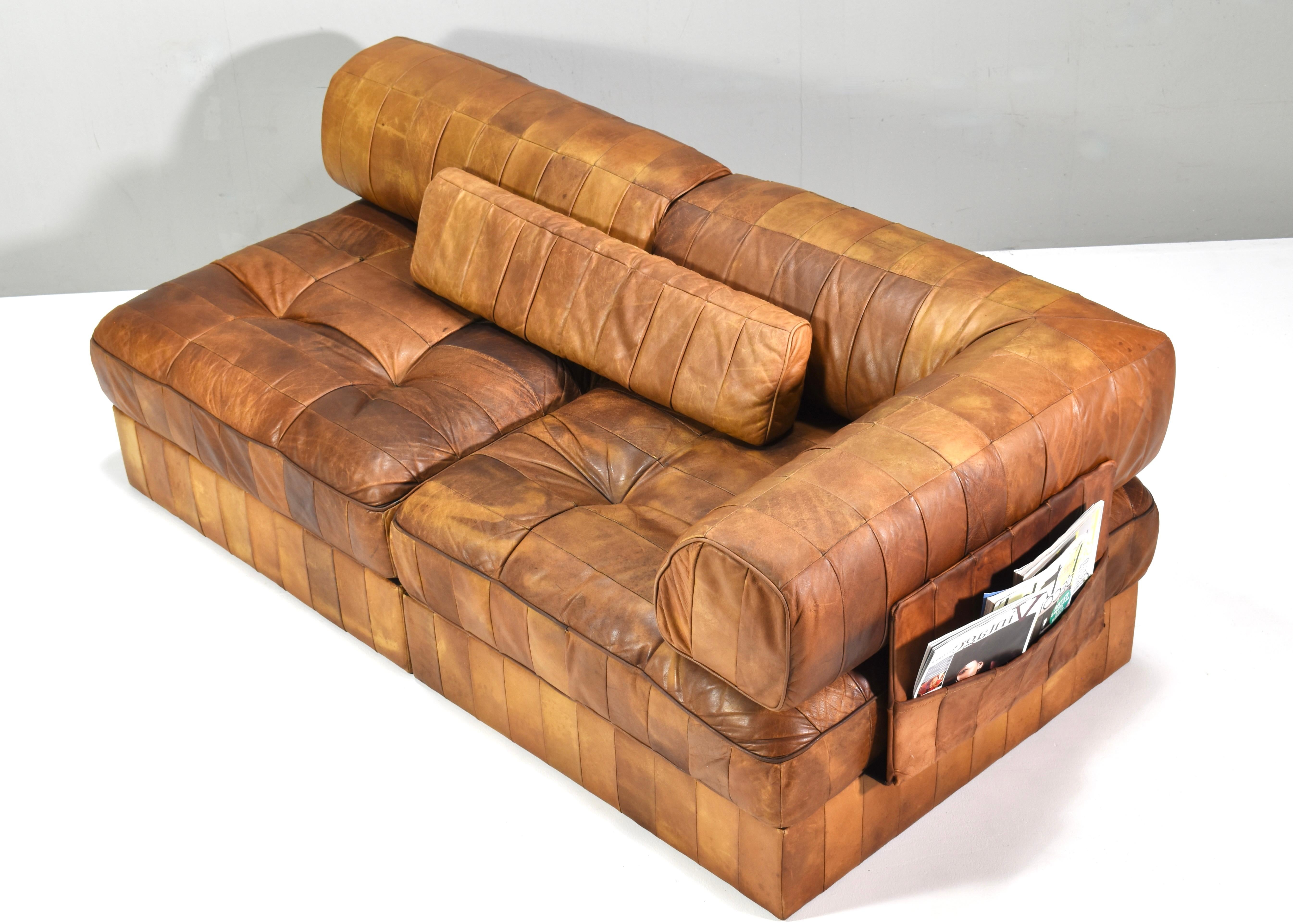 Wir präsentieren dieses wunderschöne Cognacfarbene Ledersofa DS88 von De Sede in Patchwork-Optik.

Der Artikel besteht aus 8 Teilen in Toptal:
- 2 Sitzelemente (Boden + Sitzfläche + Rückenlehnen, 1 Ecke und 1 gerade Rückenlehne)
- 1