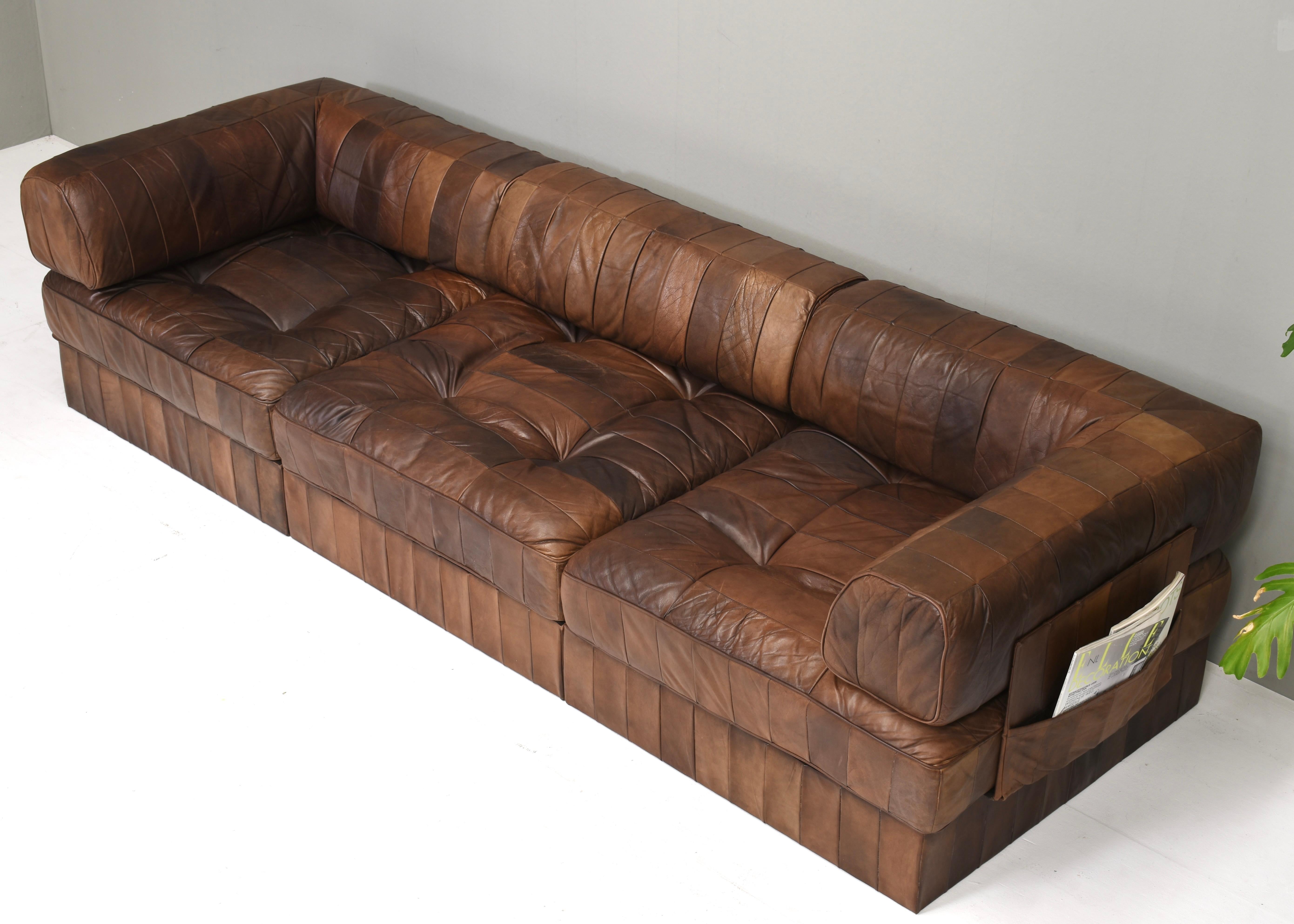 Te presentamos este magnífico y raro sofá central elemento DS88 de De Sede en piel patchwork marrón coñac. 
3 elementos de asiento que pueden utilizarse como piezas separadas o como un sofá.

Este sofá consta de 19 piezas:
- 3 elementos de la base