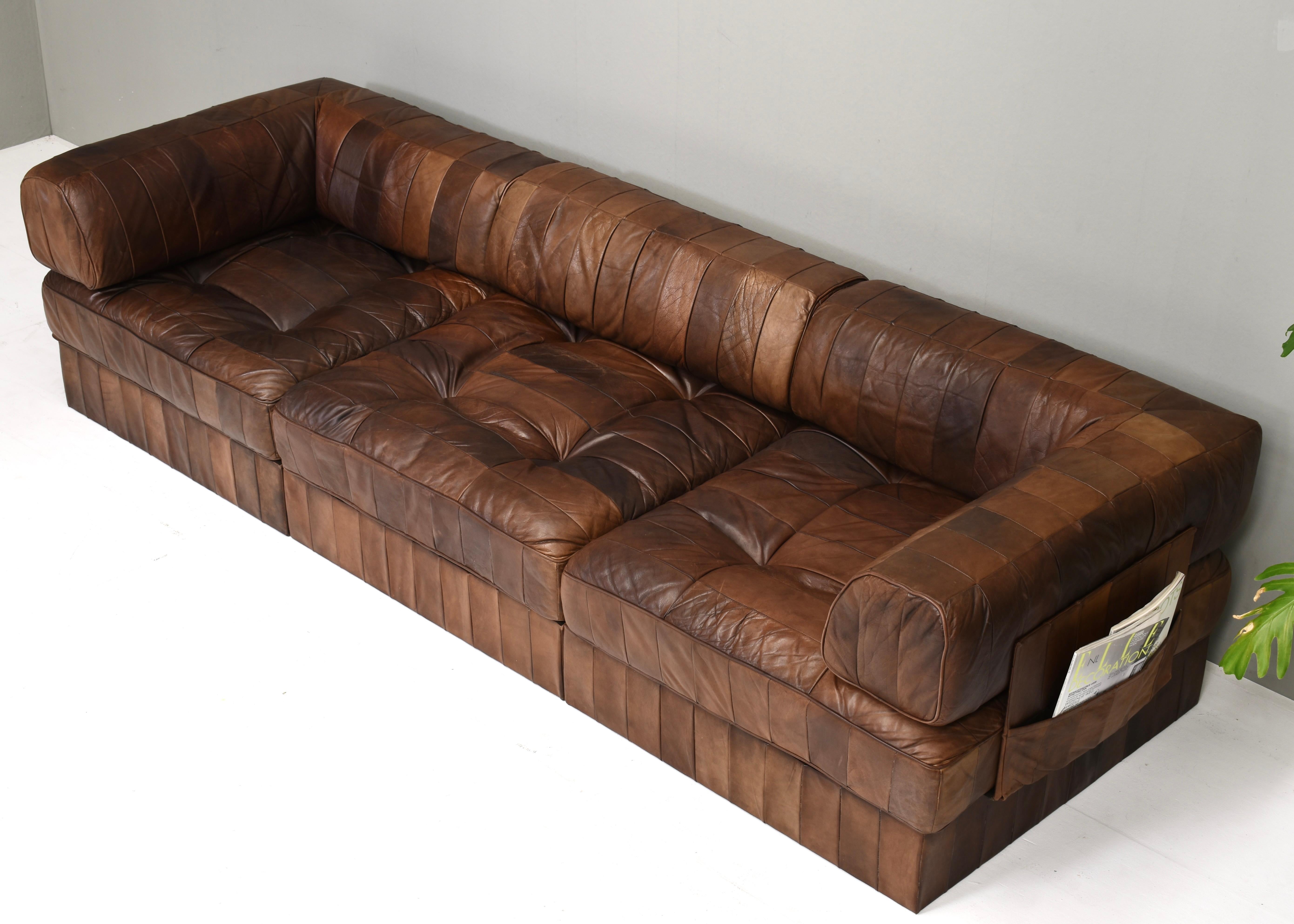 Voici ce magnifique et rare canapé central DS88 element de De Sede en cuir patchwork Cognac Chocolate Brown. 
3 éléments d'assise qui peuvent être utilisés comme des pièces séparées ou comme un seul canapé.

Ce canapé est composé de 19 pièces :
- 3