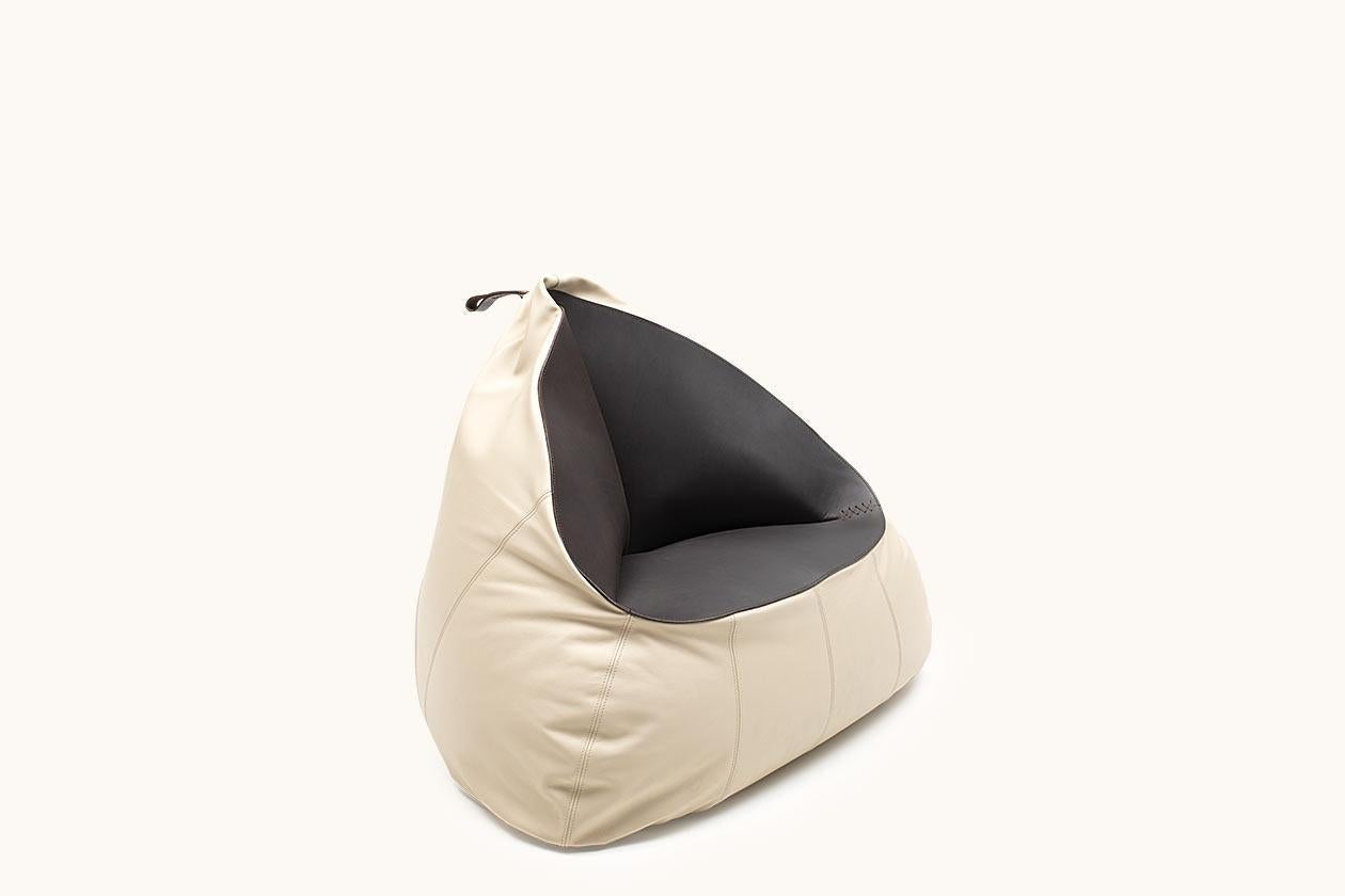 Beanbags have long been part of the De Sede inventory. With the DS-9090 the Swiss manufacture has now gone one step further. Launched in 2018, a beanbag was created in which casual seating is optimized and redefined through comfort and appearance. A