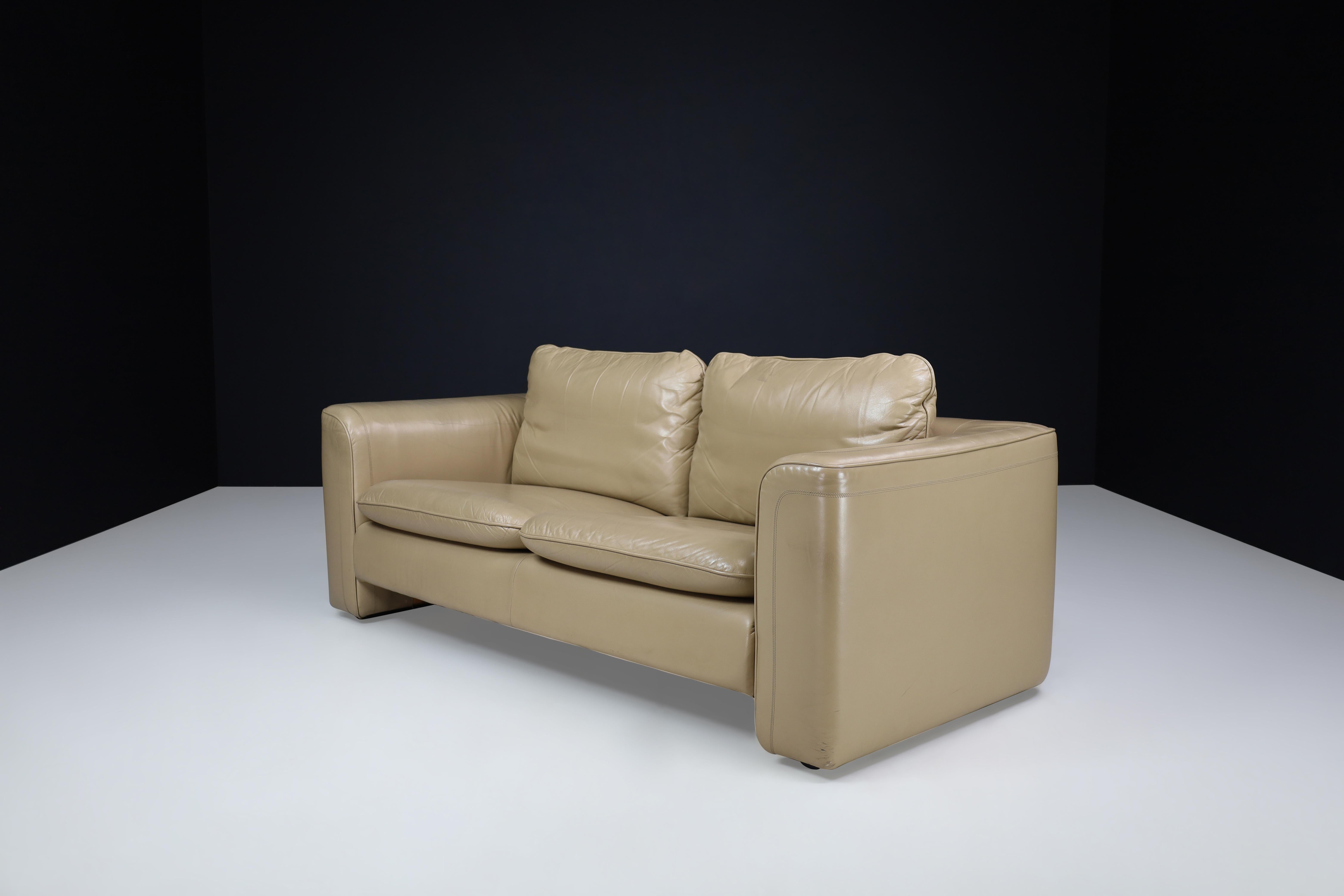 De Sede DS 98 Leather two-seater sofa, Switzerland 1980.

This two-seater De Sede DS 98 leather sofa was made in Switzerland during the 1980s and is a symbol of superb comfort and top-quality craftsmanship. Its sturdy wooden structure and thick