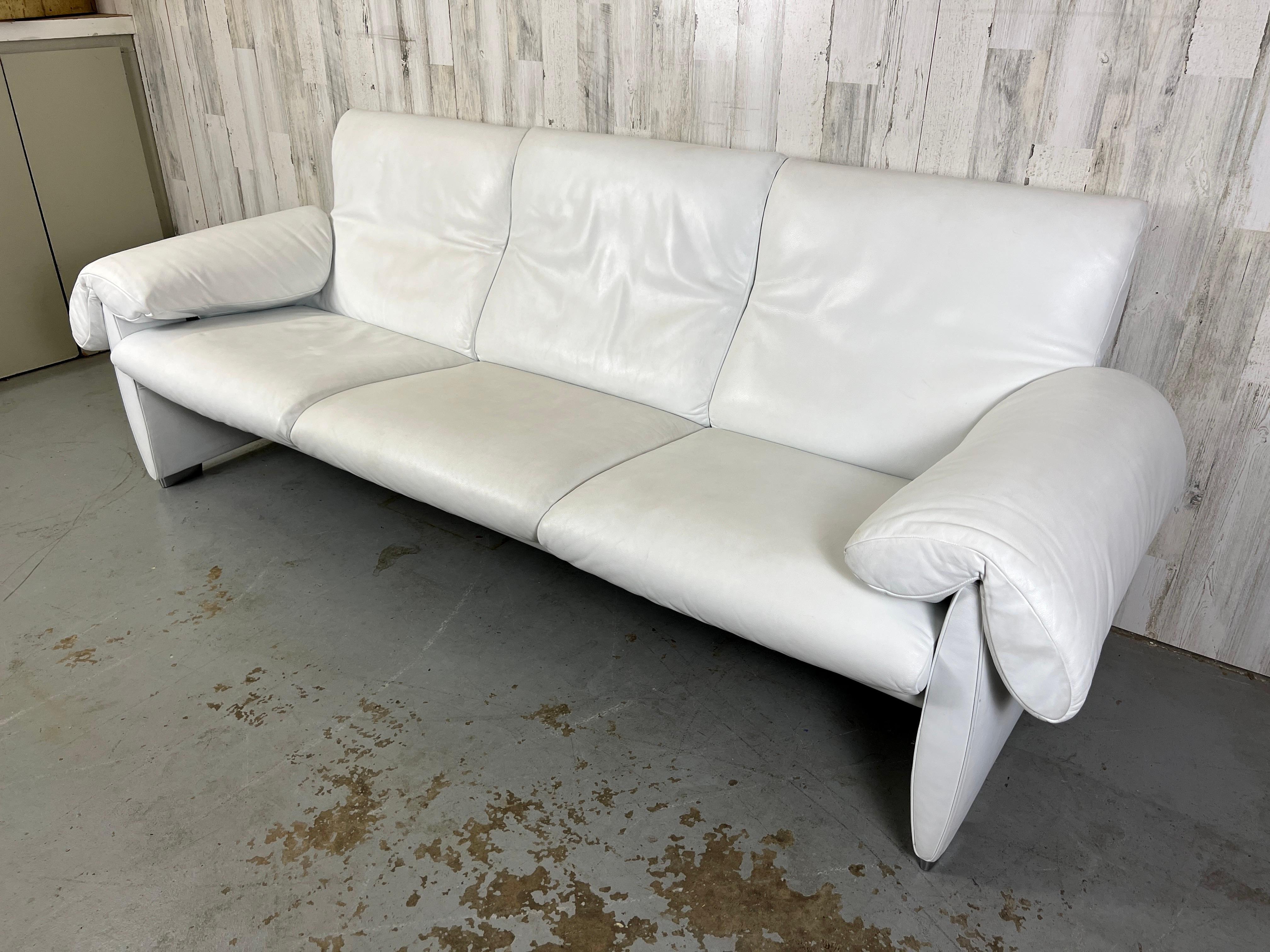 Moderne De Sede canapé DS10 en cuir blanc en vente