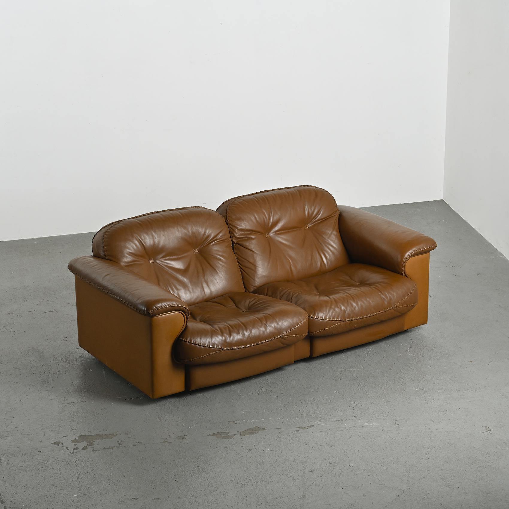 
Zweisitziges Sofa, Modell DS-101, von De Sede Team, entworfen und hergestellt in der Schweiz in den 1970er Jahren. Dieses ikonische Stück verkörpert perfekt die Handwerkskunst des Hauses De Sede.

Mit seinen großzügigen Linien und seinem hohen
