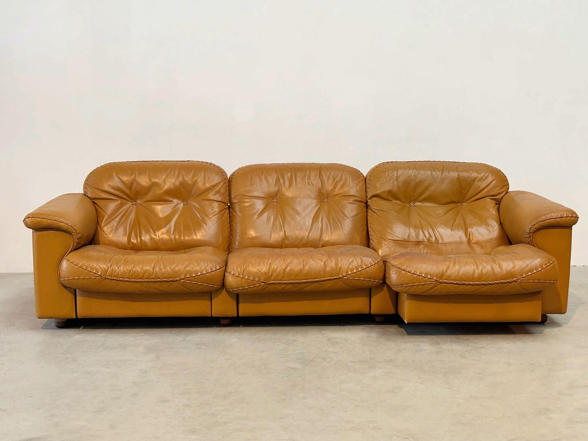 De Sede DS101 three seater in cognac leather In Good Condition For Sale In Nijlen, VAN