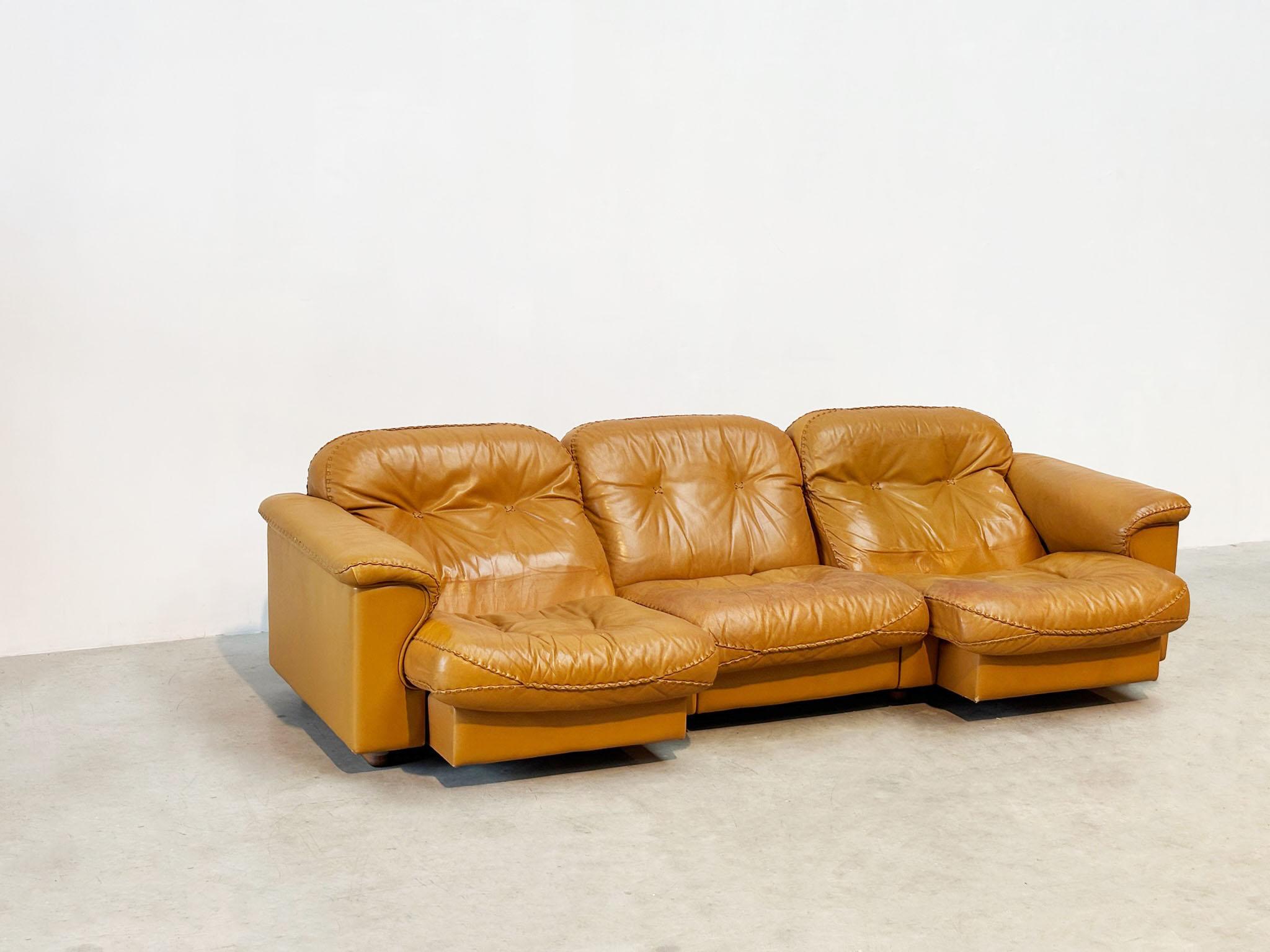De Sede DS101 three seater in cognac leather For Sale 3