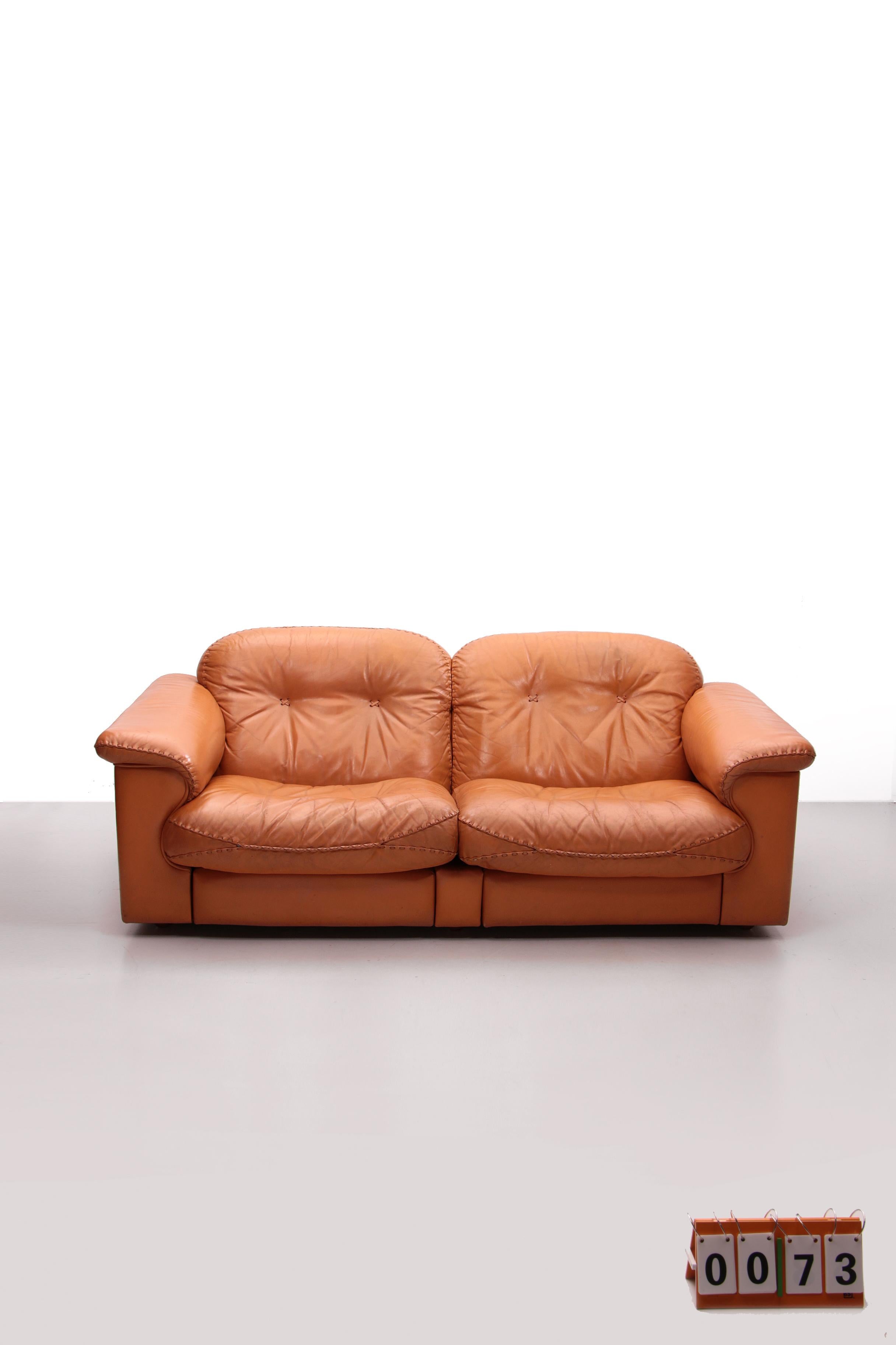 Robust patinated leather De Sede DS-101 two-seater sofa. 

Excellent comfort with an extendable seat for much more lounge comfort and high-quality neck leather. 

The frame is made of beech wood and the leather has handstitched seams. Strong