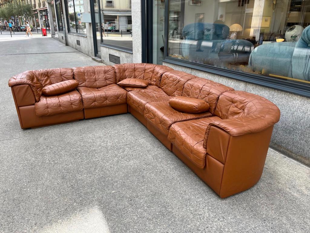 Stunning 6 elements sectional or modular sofa by the famous and high quality leather Swiss manufacture De Sede.
Patchowork cognac leather in mint condition, almost like new.
3 Additionals cushions included.
4 Hooks allowing to fix the elements
