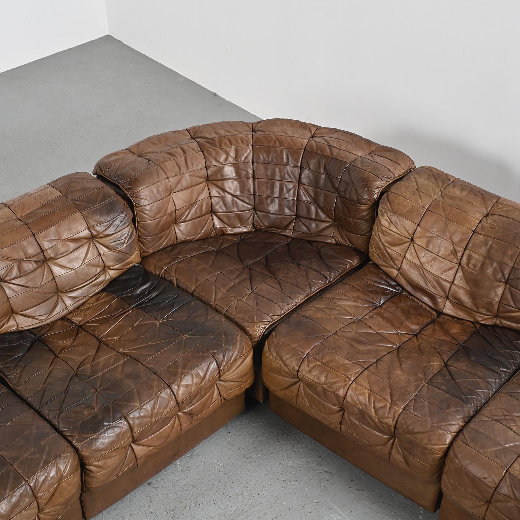 Modular DS 11 leather sofa, by the Swiss manufacturer De SEDE, dating from the 70s.

The set is made of high quality leather, crafted by hand in the appearance of a patchwork and consists of six seating elements including two corner seats in order