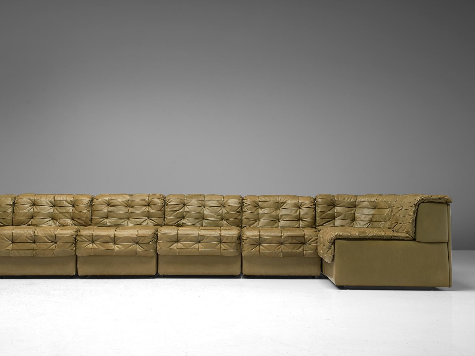 De Sede 'DS11' Sectional Sofa in Original Olive Green Leather In Good Condition In Waalwijk, NL