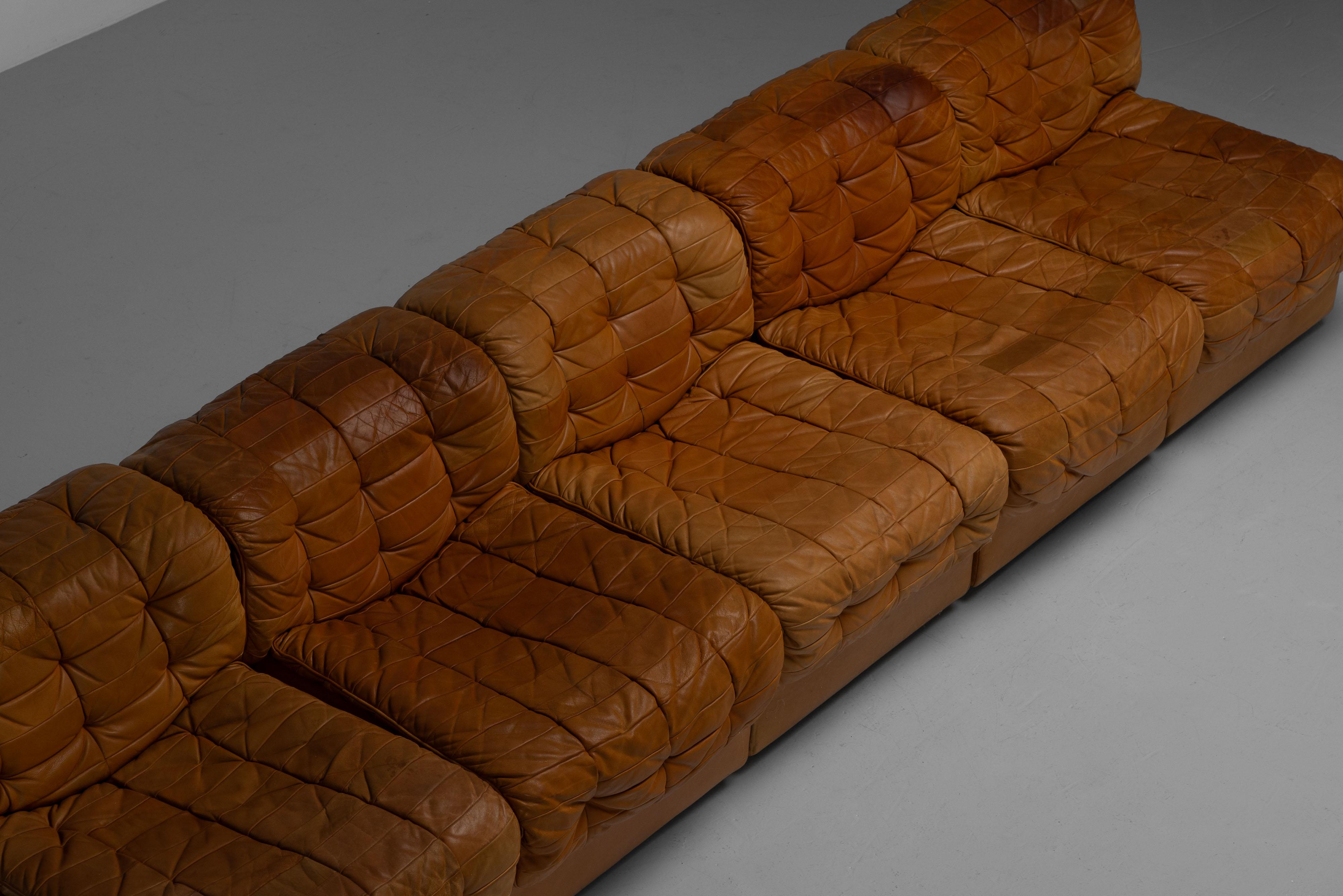 Sehr schönes Modell DS11 Sektionssofa entworfen und hergestellt von De Sede, Schweiz 1970. Dieses Sofa ist einzigartig und zeichnet sich durch seine außergewöhnliche Patina aus, die ihm Charakter verleiht. Es ist ein hübsches, kamelfarbenes Stück