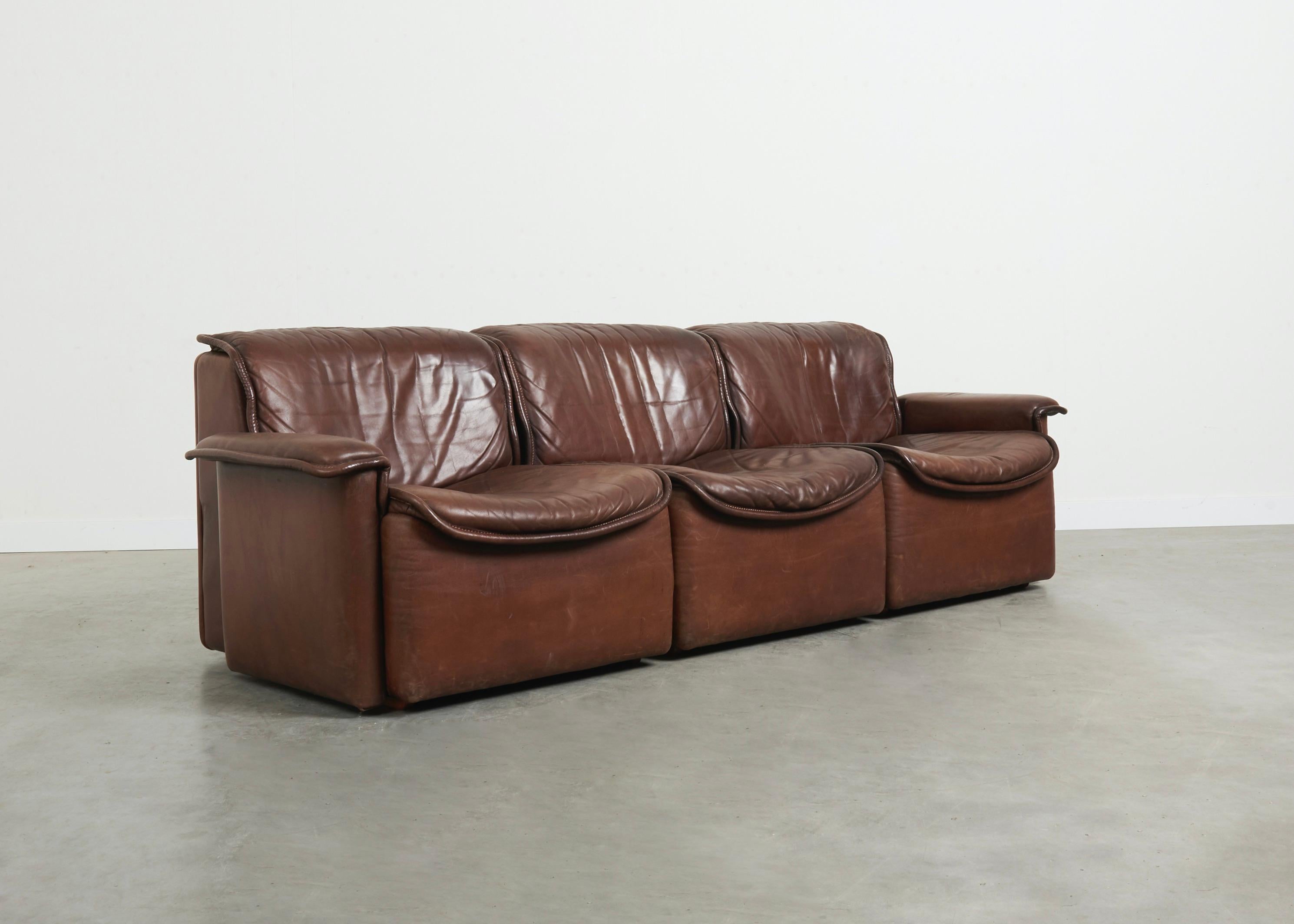 Mid century lounge set by De Sede, model DS-12, Switzerland 1970s.
3 Elements covered with 5mm thick brown neck / buffalo leather. Modular and adjustable in either 1x 3 seat sofa, 1x 2 seat + 1x chair or 3x chair.
All elements in a good condition