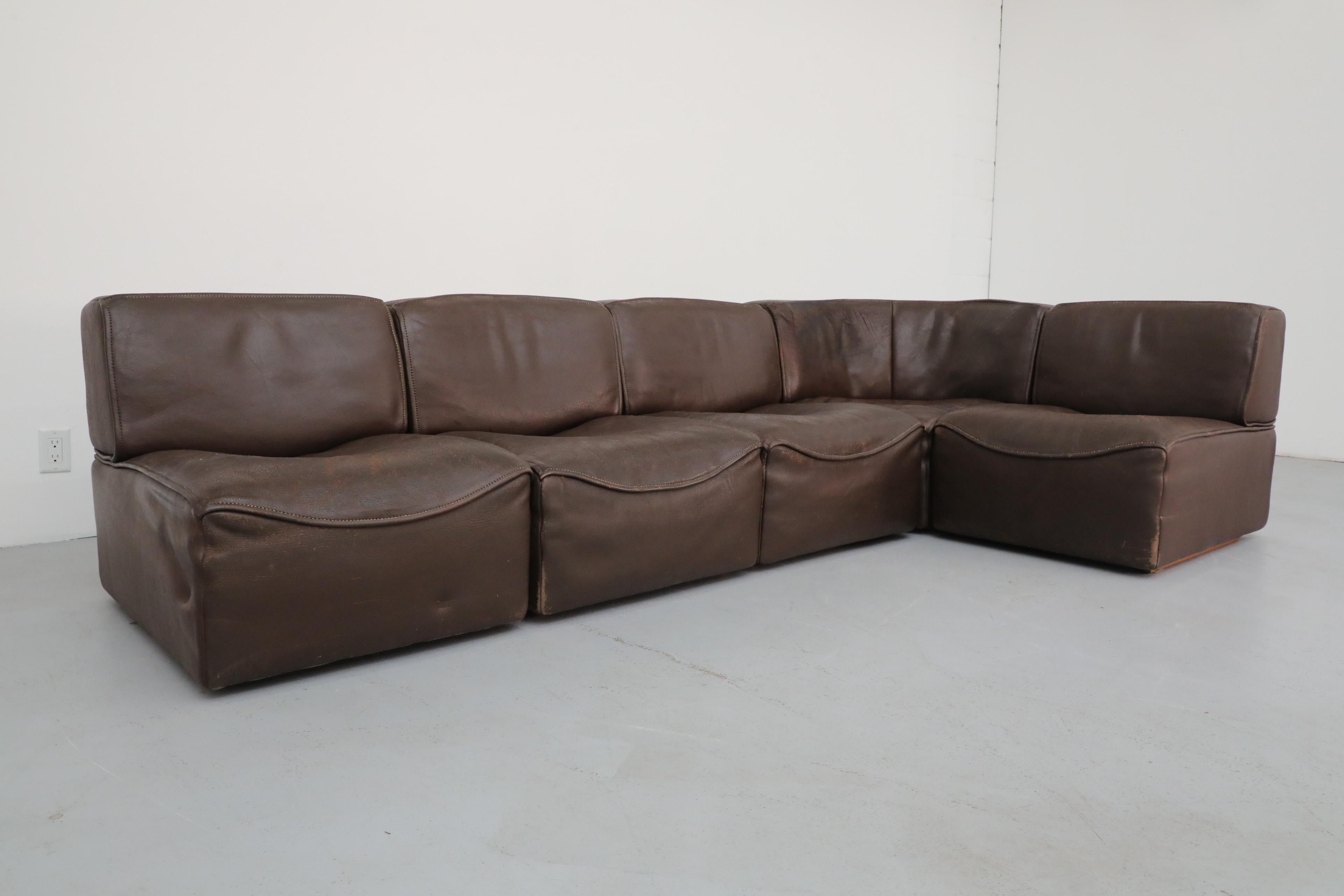 Magnifique canapé en cuir épais De Sede 'DS15' à cinq sections, composé d'un siège d'angle et de quatre sièges droits permettant de multiples configurations. Toutes les parties présentent une belle patine et une usure visible, y compris des signes