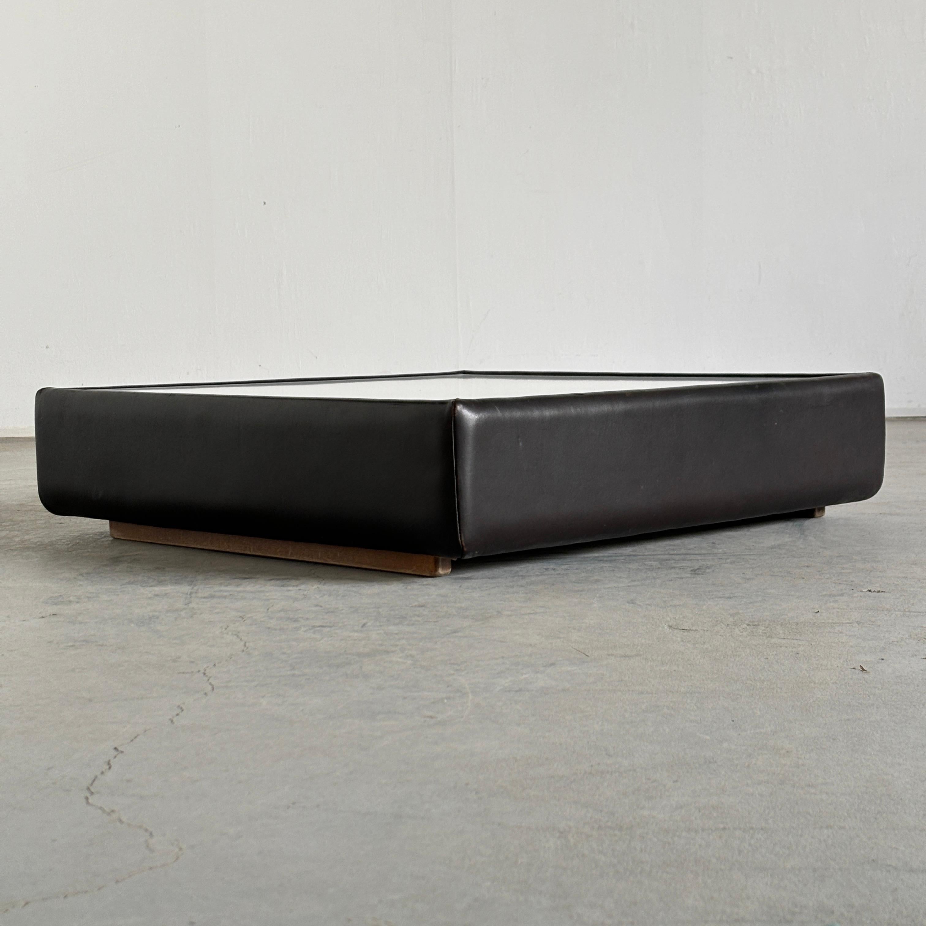 De Sede DS15 Elegante mesa de centro de cuero, años 70 Suiza Moderno de mediados de siglo en venta