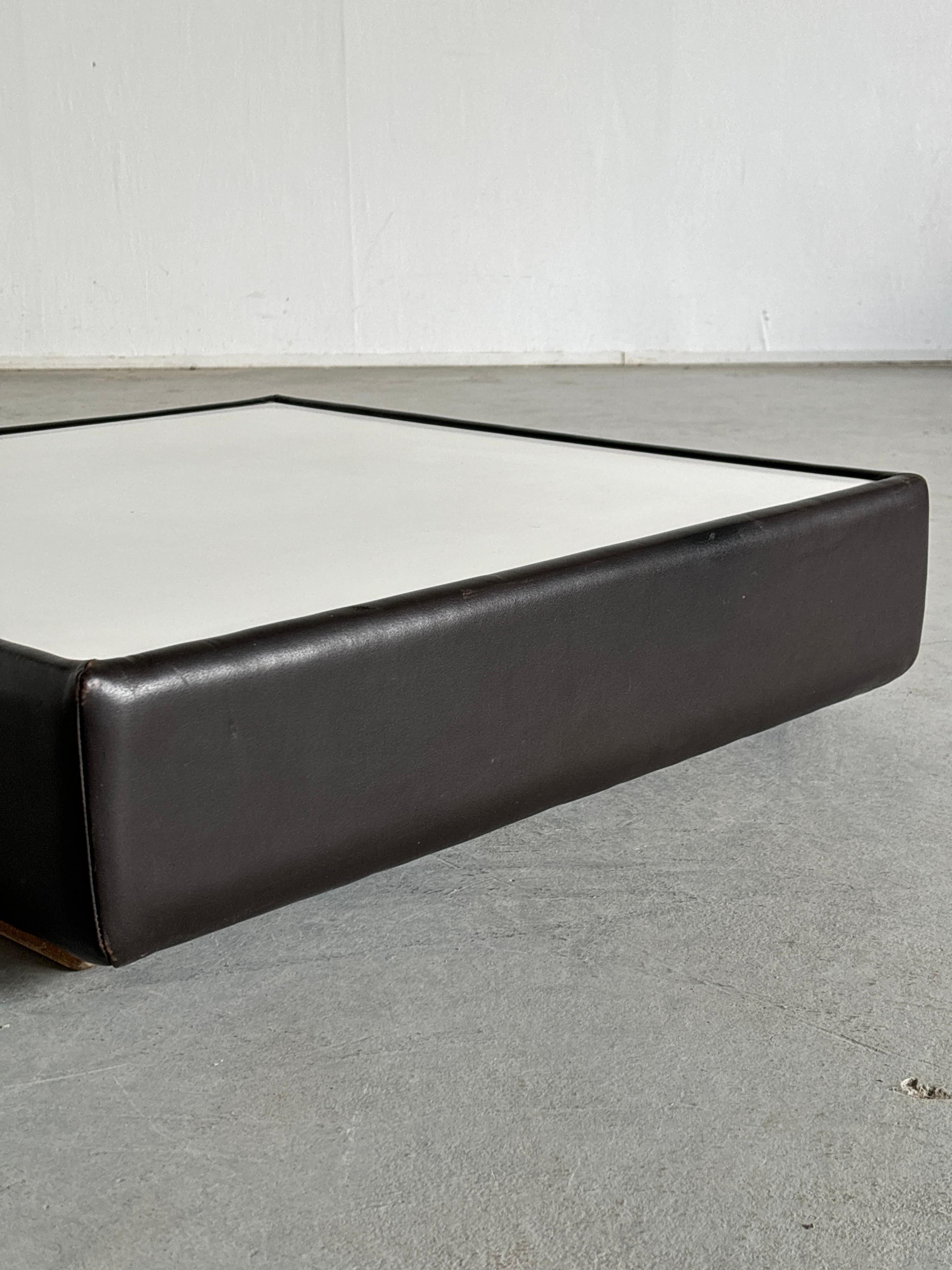 De Sede DS15 Elegante mesa de centro de cuero, años 70 Suiza finales del siglo XX en venta