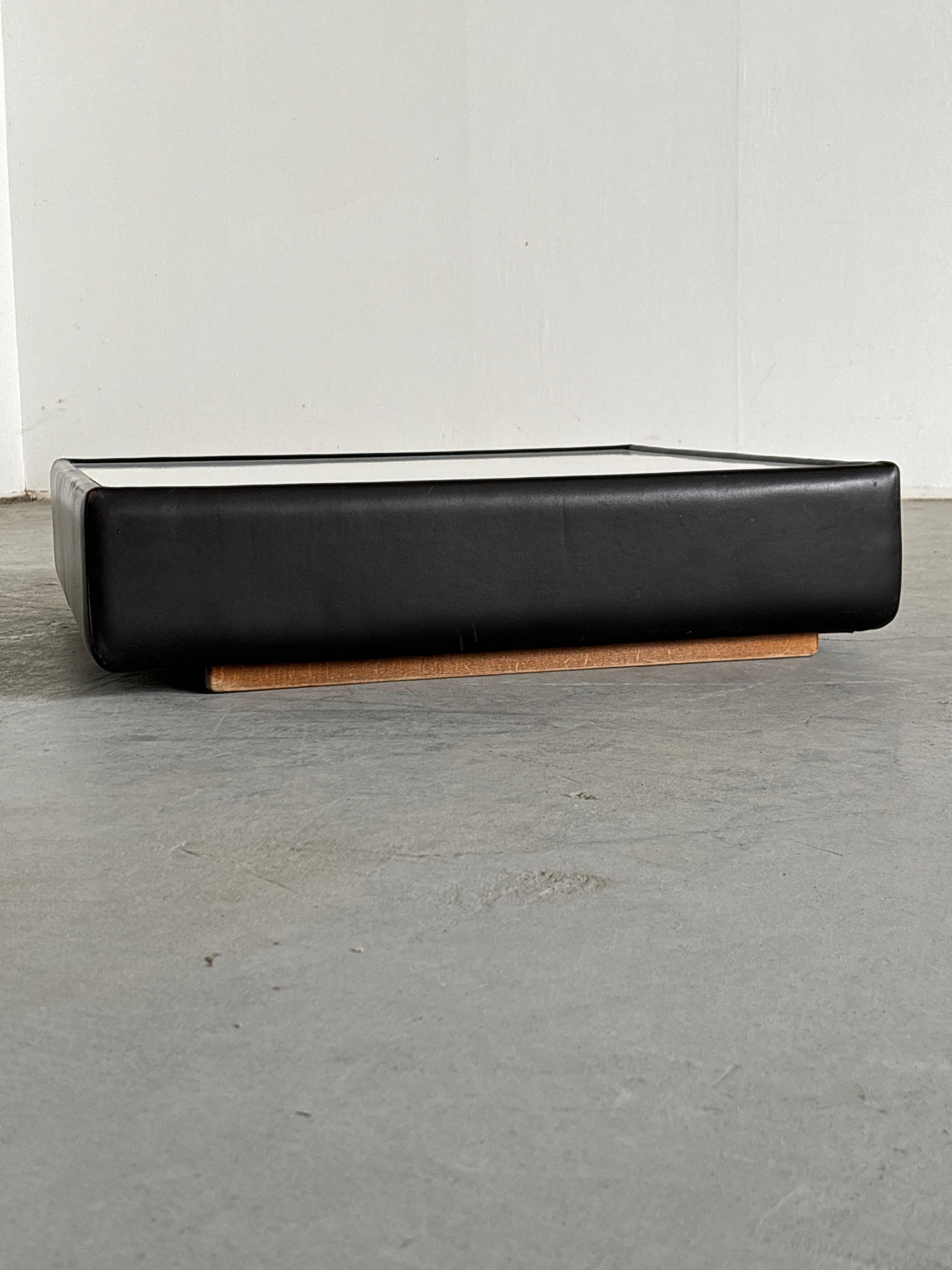 De Sede DS15 Elegante mesa de centro de cuero, años 70 Suiza Cuero en venta