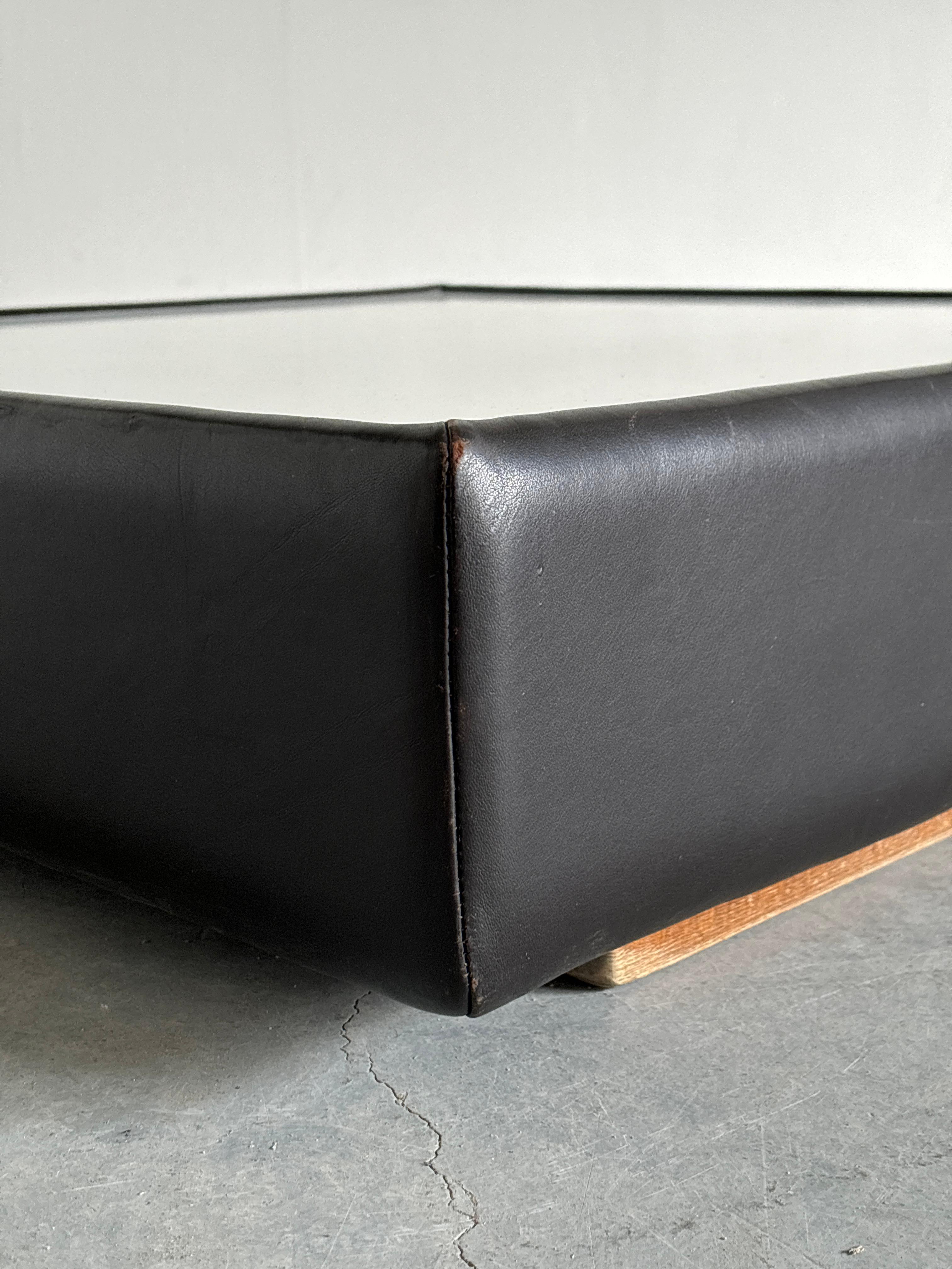De Sede DS15 Elegante mesa de centro de cuero, años 70 Suiza en venta 1