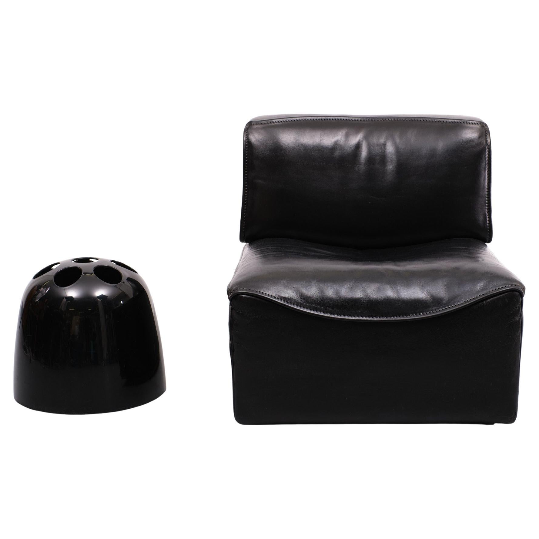 High quality black leather modular chair model DS15 designed and manufactured by De Sede, Switzerland 1970. This chair is one of the nicest quality sofa’s De Sede made in the 1970s. The chair is made from very thick Black color buffalo leather Very