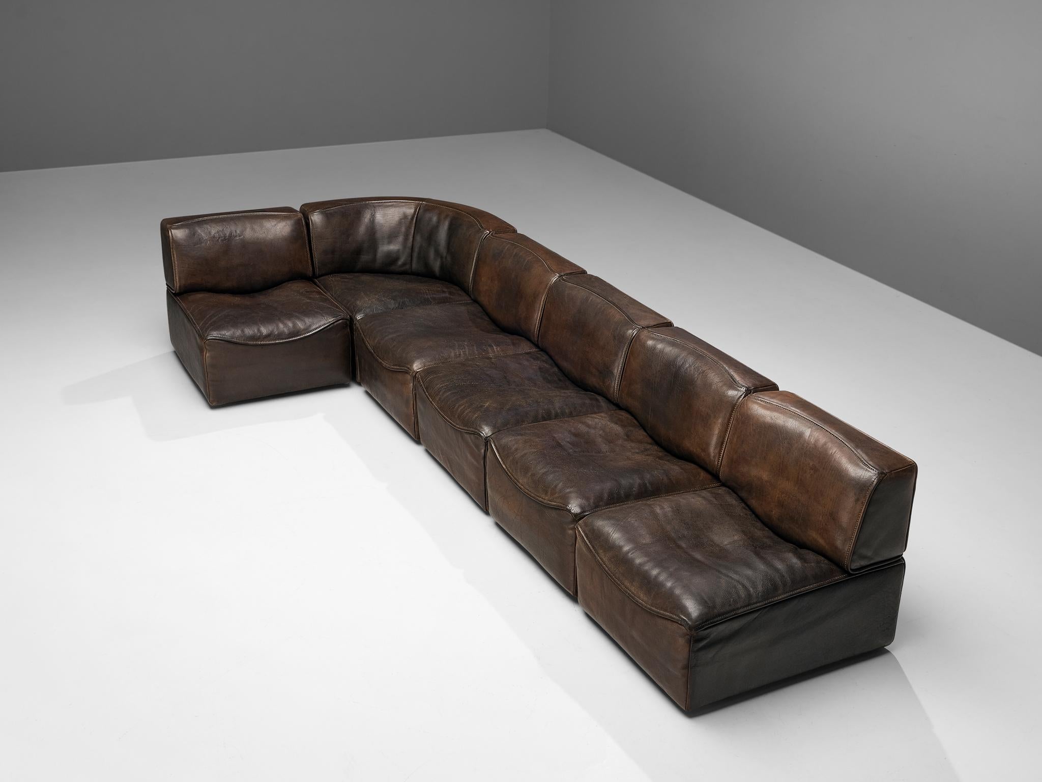 De Sede, sectional sofa model 'DS-15', brown leather, Switzerland, 1970s.

This high quality sectional sofa designed by DeSede in the 1970s contains out of one corner element and five normal elements, which make it possible to arrange this sofa to