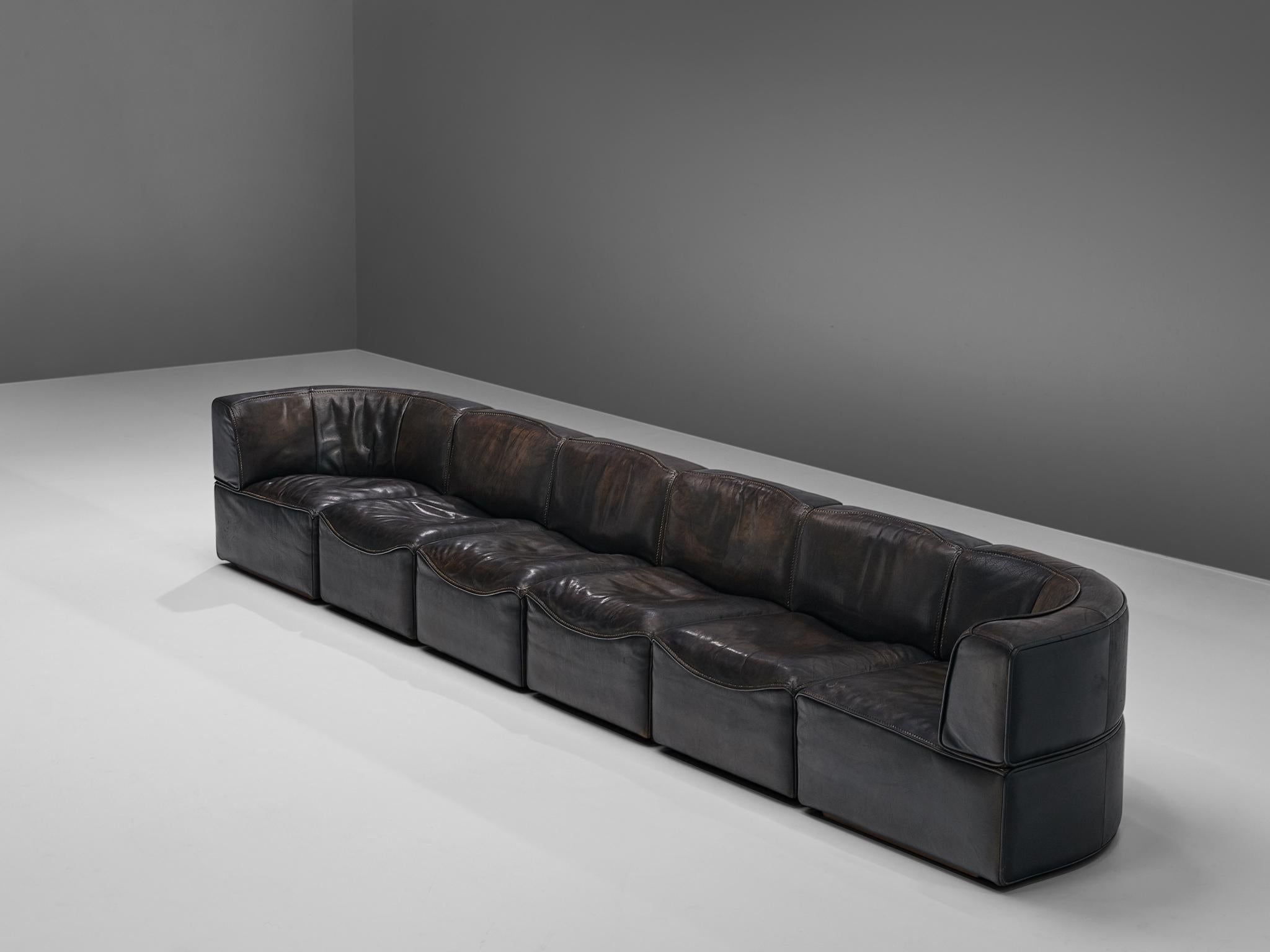 De Sede, sectional sofa model DS-15, leather, Switzerland, 1970s.

This high quality sectional sofa designed by DeSede in the 1970s contains out of two corner elements and four normal elements, which makes it possible to arrange this sofa to your