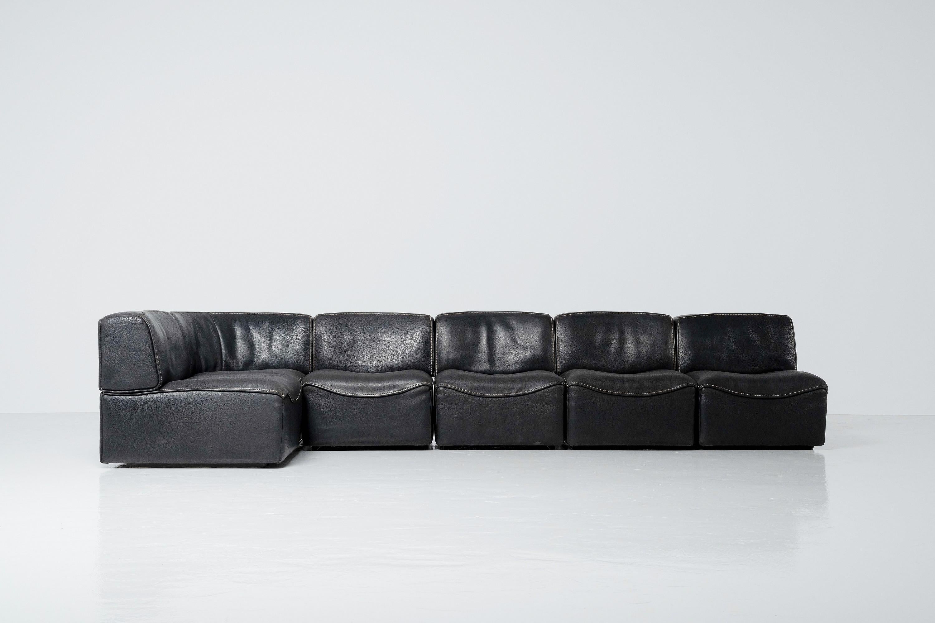 Very nice black model 'DS15' modular sofa designed and manufactured in Switserland by De Sede in 1970. This modular sofa is in original condition and was made of very thick black buffalo leather which is very sturdy, and ages beautifully over time.