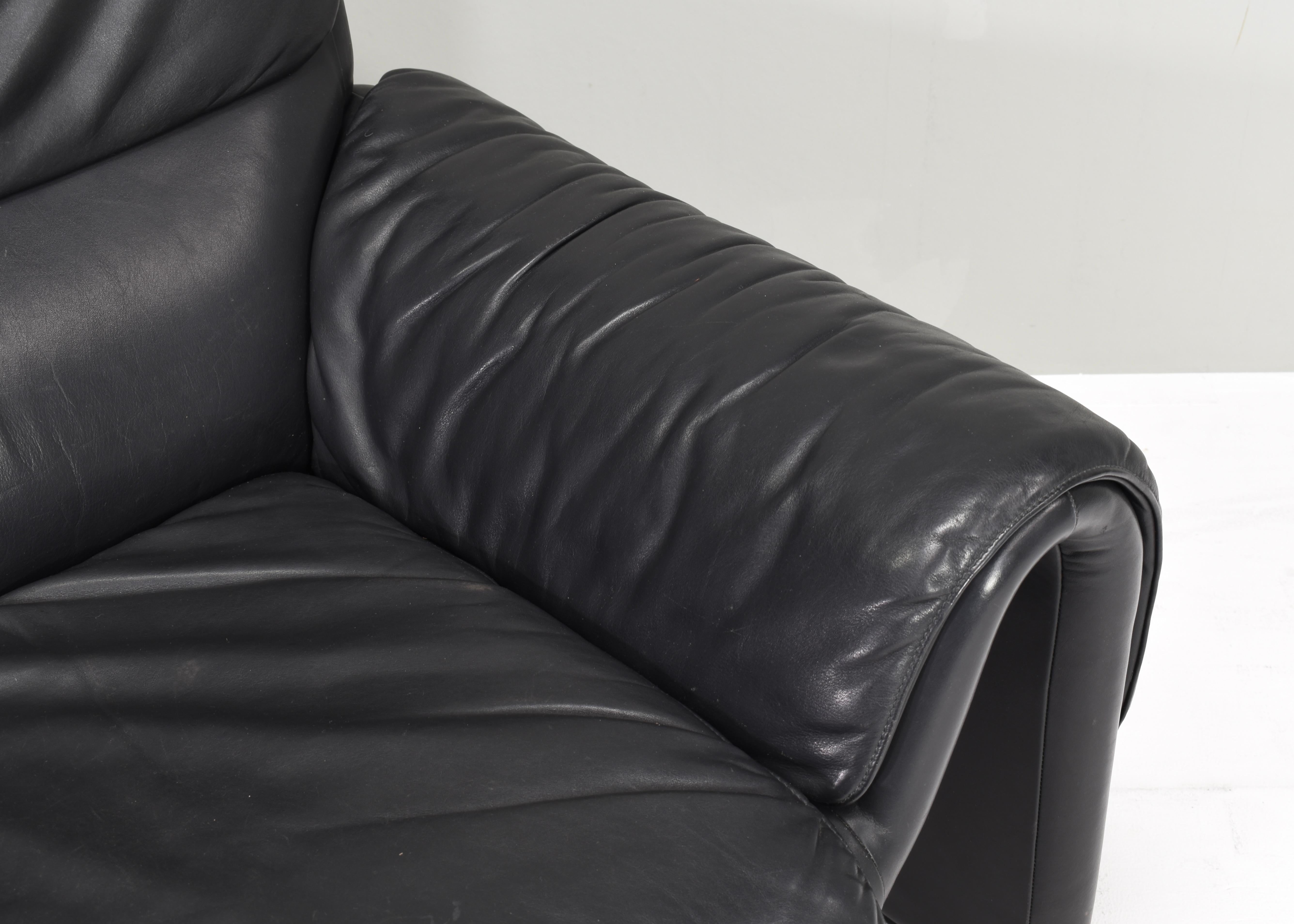De Sede DS2011 Black Leather Sofa, Switzerland - circa 1980  For Sale 4