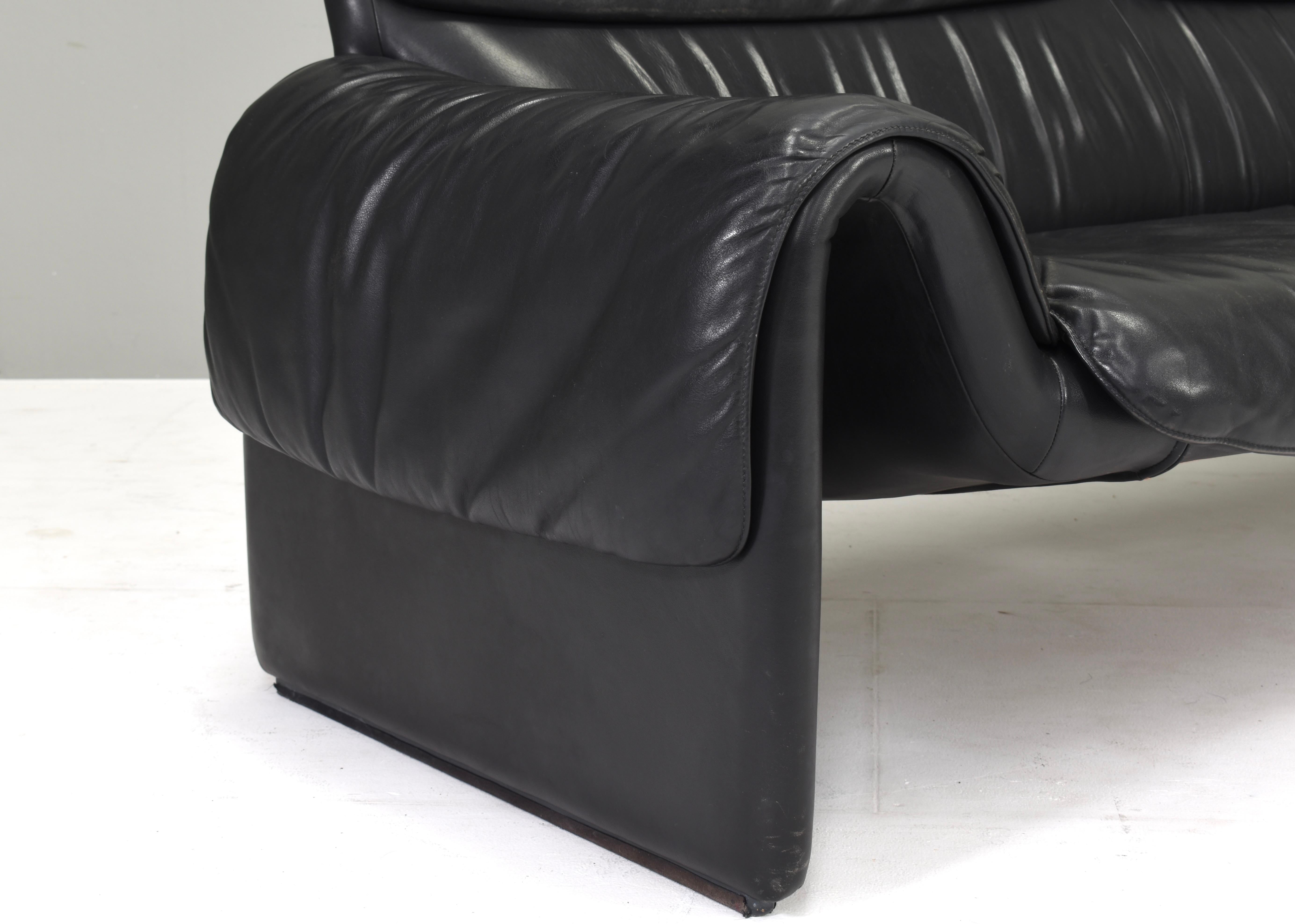 De Sede DS2011 Black Leather Sofa, Switzerland - circa 1980  For Sale 5