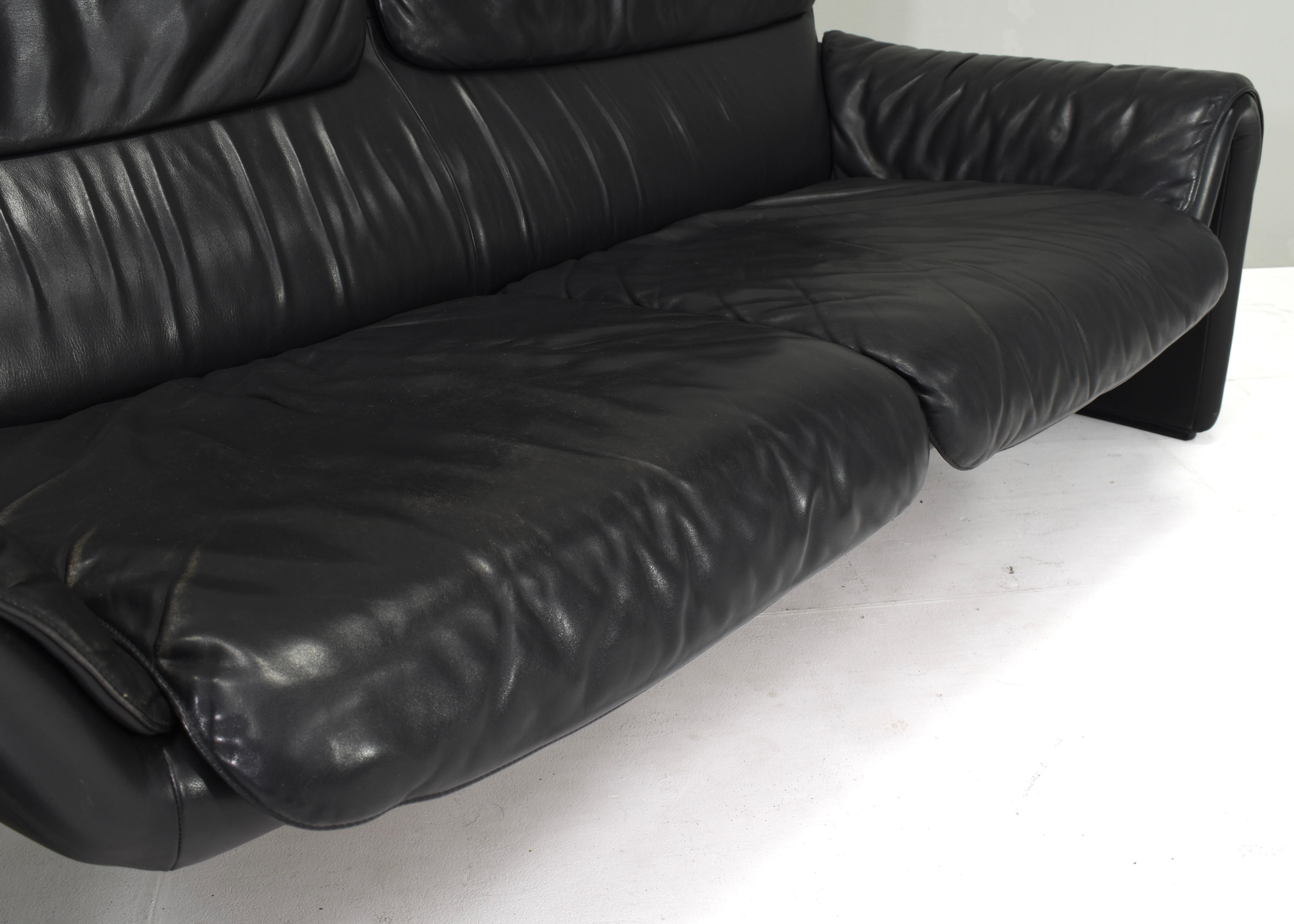 De Sede DS2011 Black Leather Sofa, Switzerland - circa 1980  For Sale 6