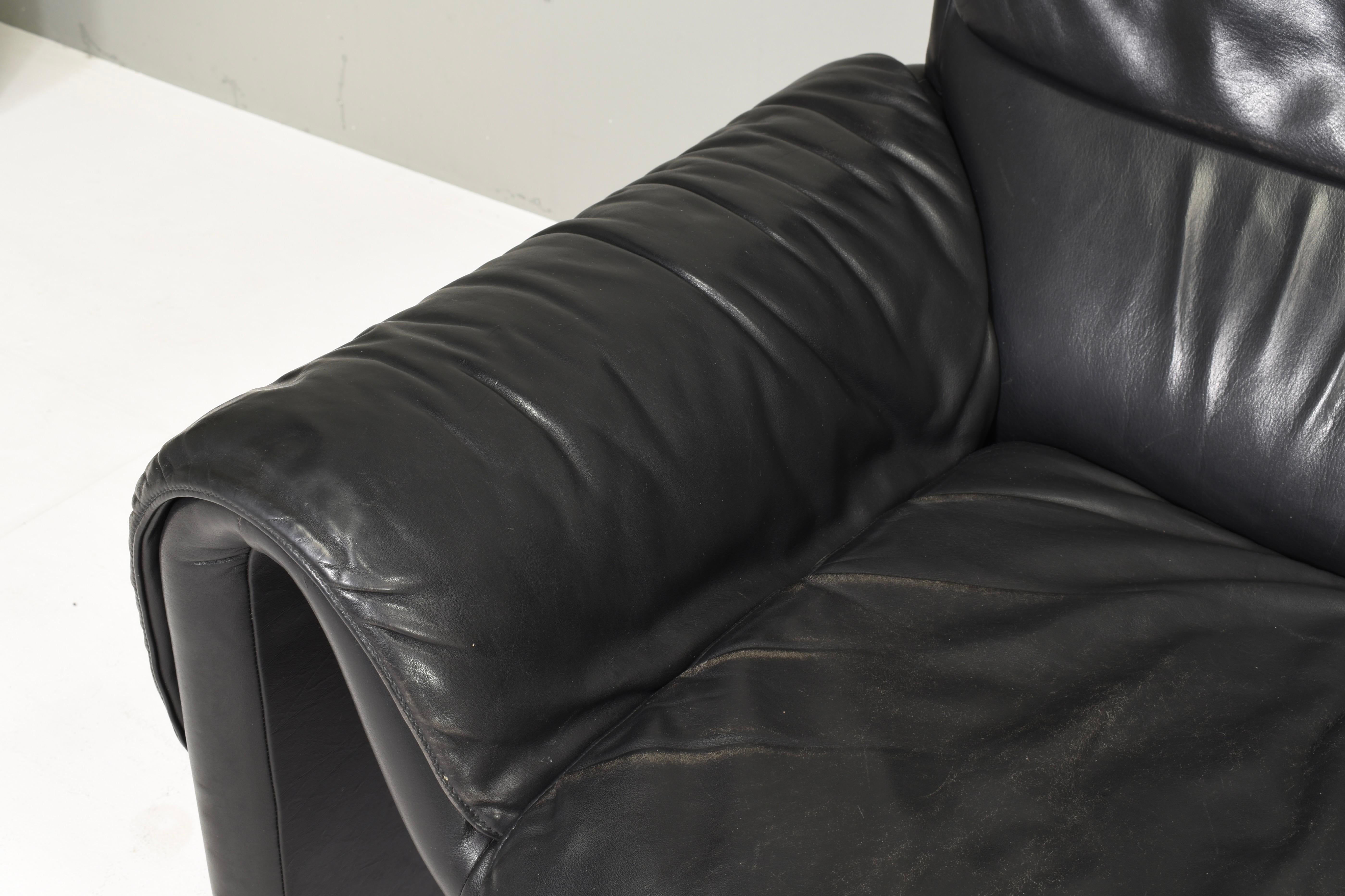 De Sede DS2011 Black Leather Sofa, Switzerland - circa 1980  For Sale 10