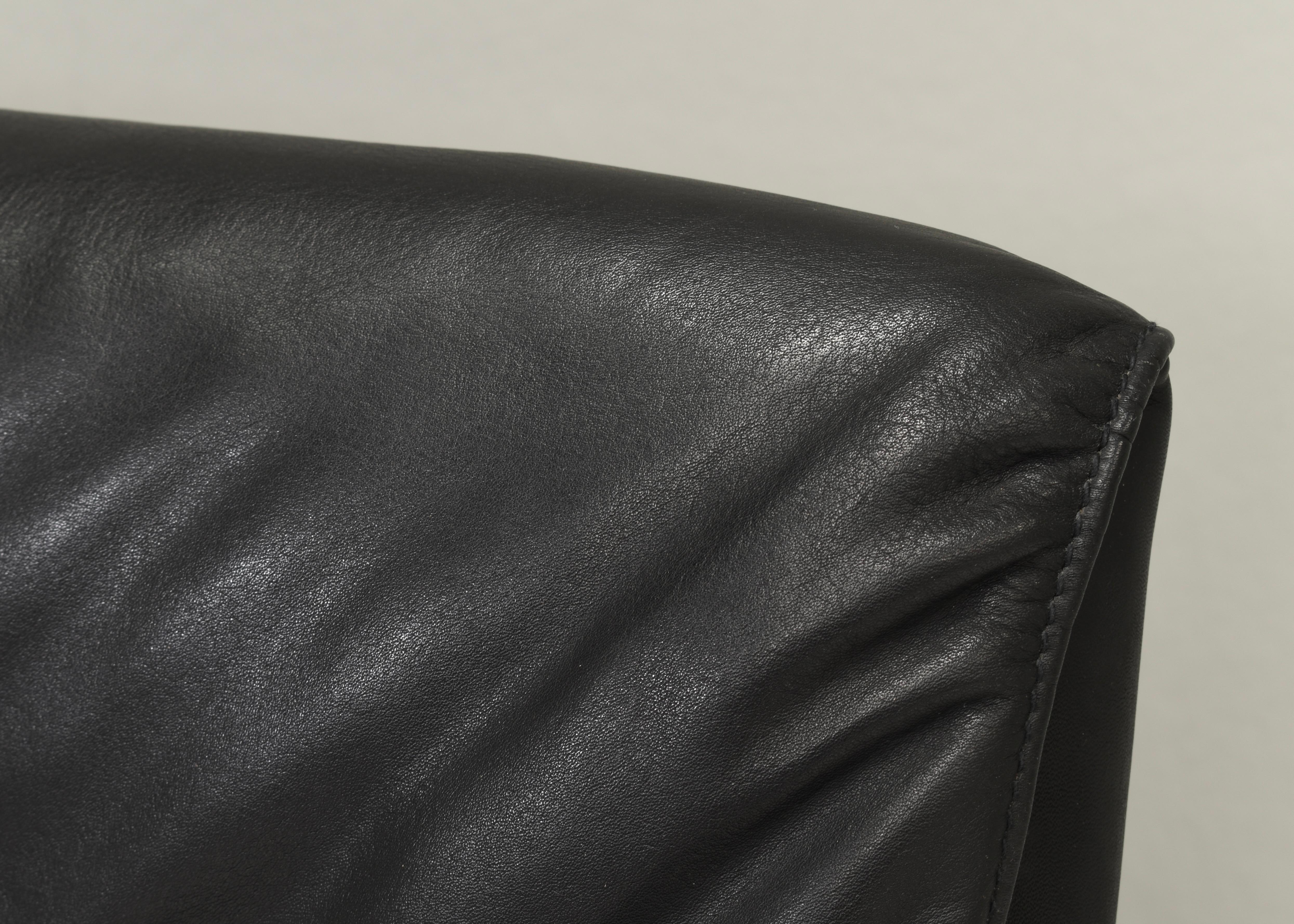 De Sede DS2011 Black Leather Sofa, Switzerland - circa 1980  For Sale 12