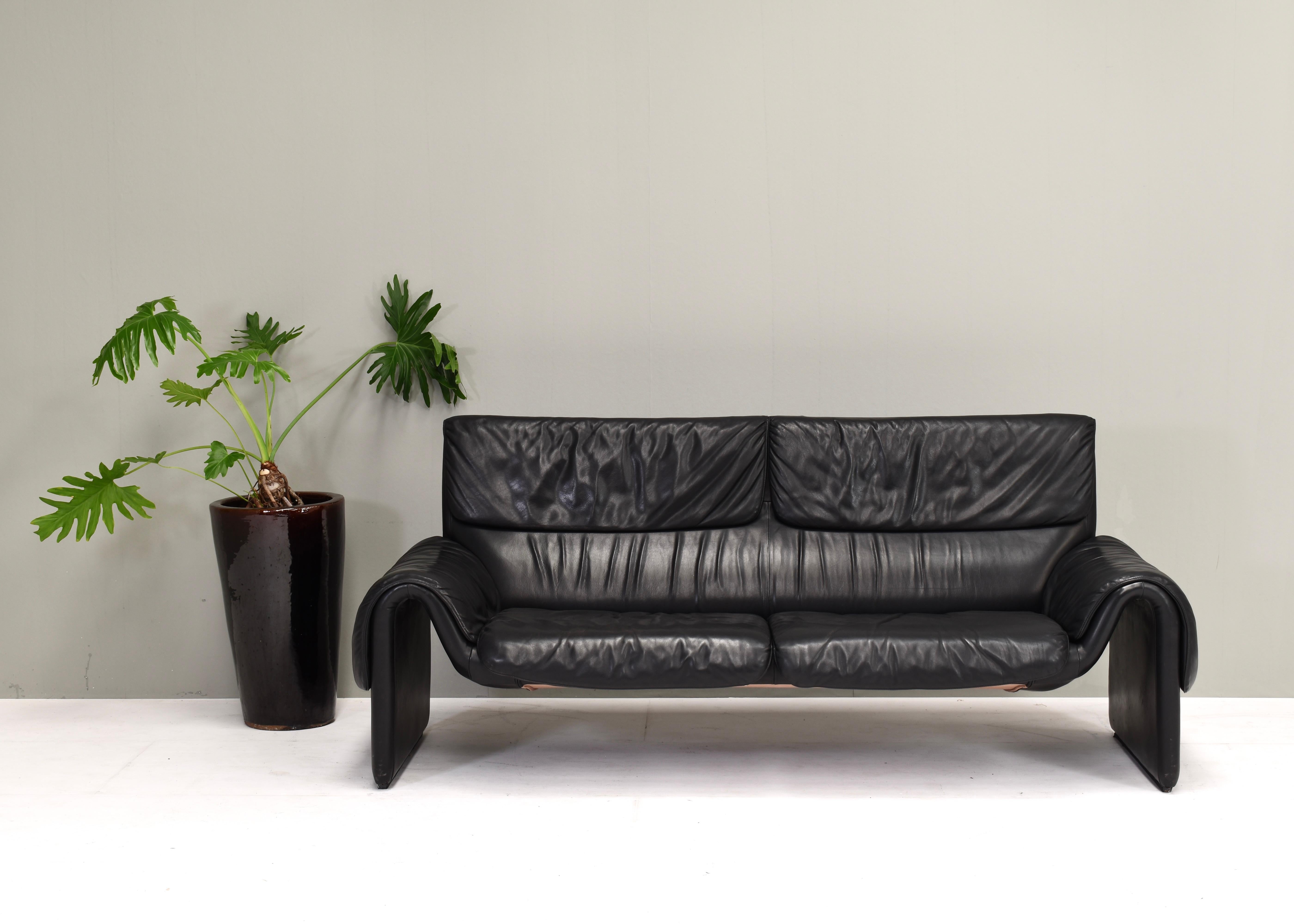 Beautiful DS-2011 sofa in black slightly patinated leather.

Manufacturer: De Sede
Country: Switzerland
Model: DS2011
Color: Black
Material: Leather
Size in cm. WxDxH: 190x80x80 Seat height 38 cm.
Period: circa 1980
Condition: Good / Original