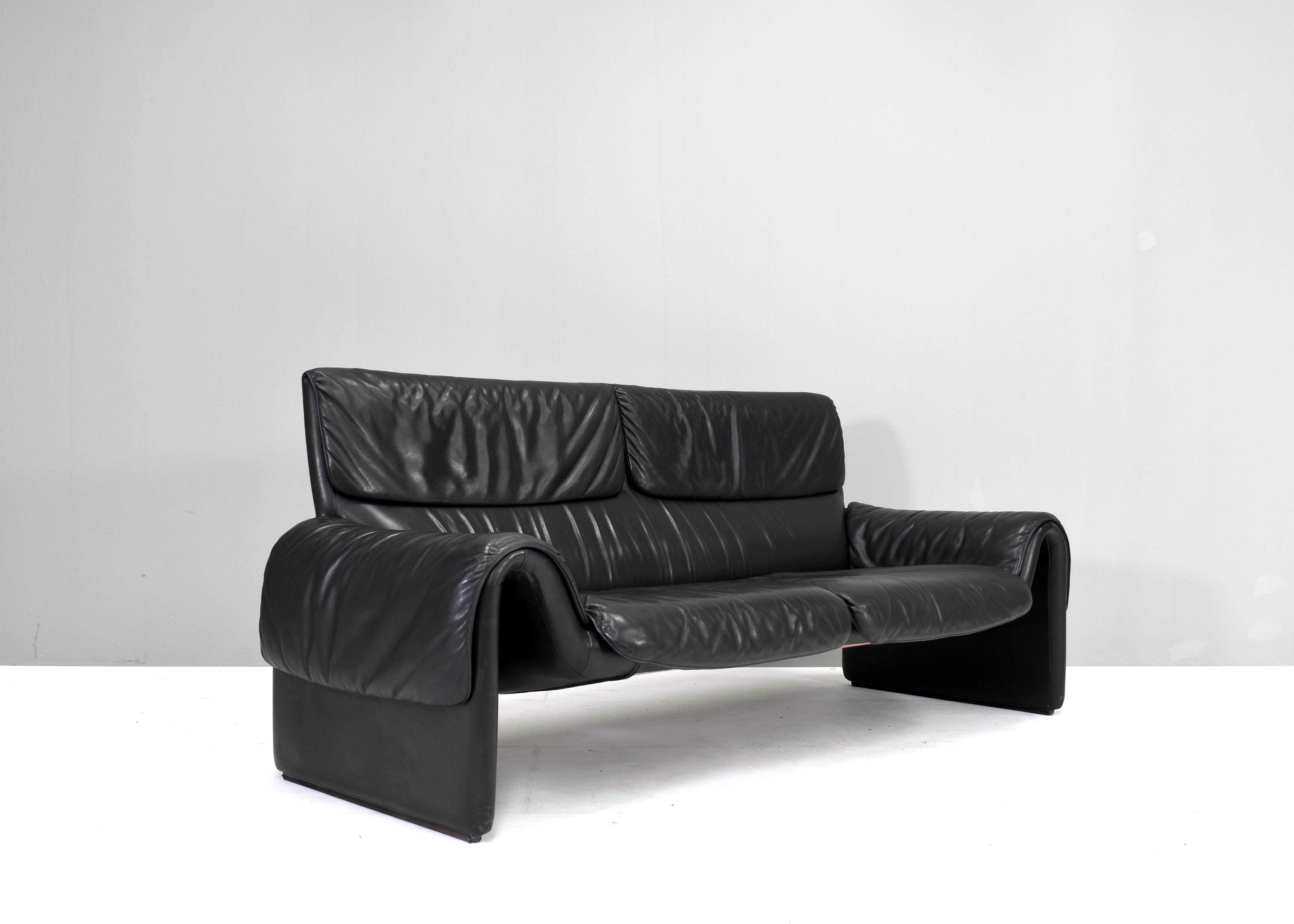Mid-Century Modern De Sede DS2011 Black Leather Sofa, Switzerland - circa 1980  For Sale