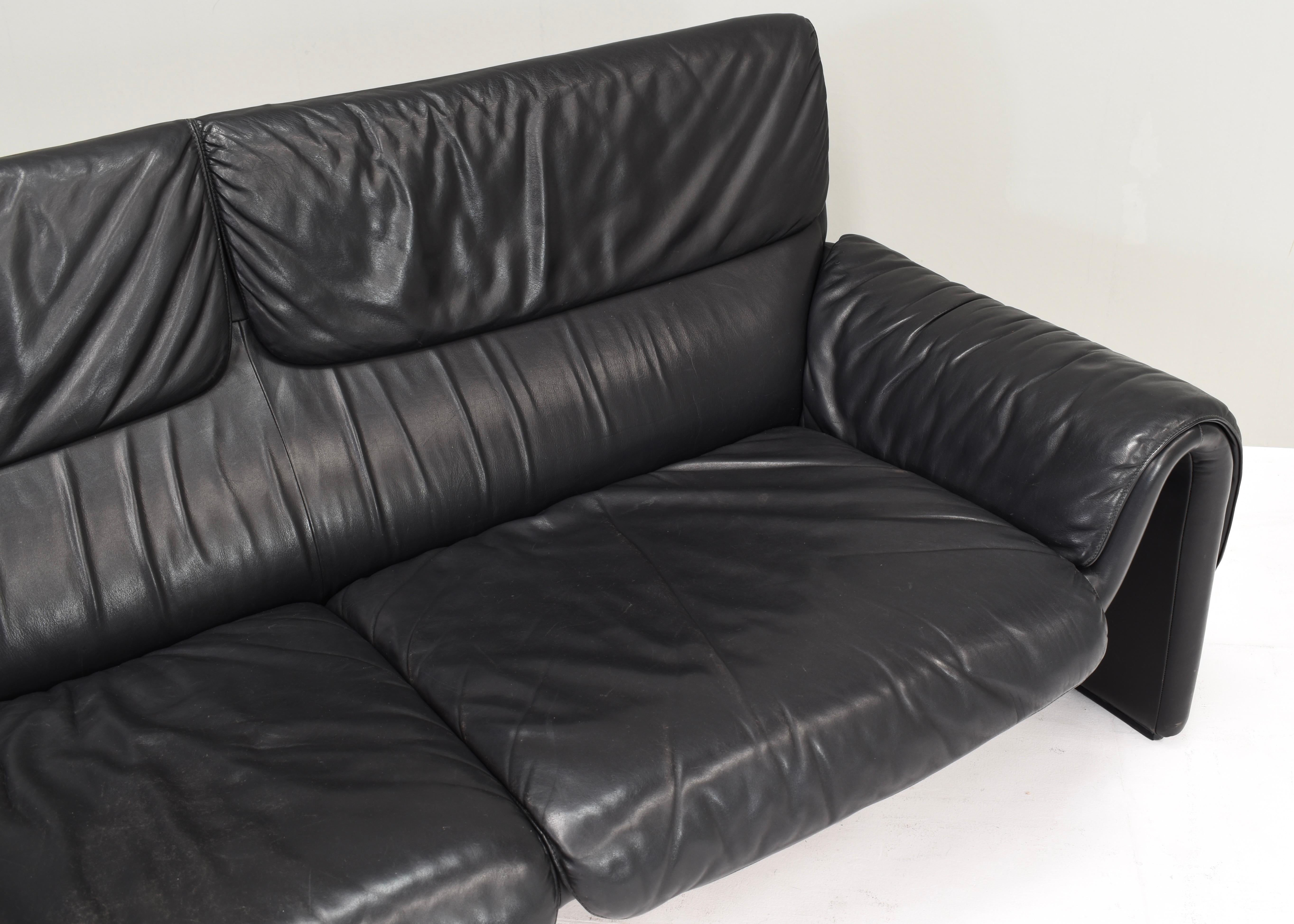 De Sede DS2011 Black Leather Sofa, Switzerland - circa 1980  For Sale 2