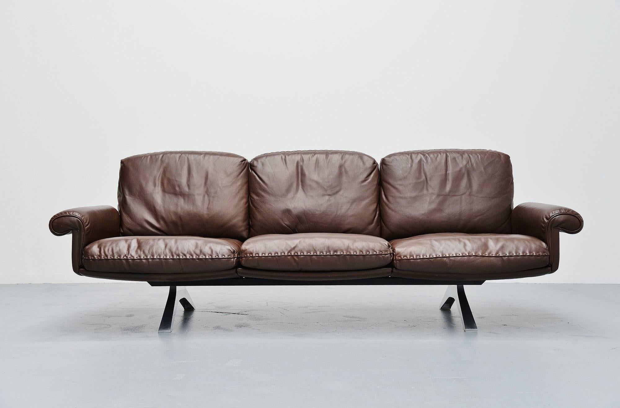 Dynamic lounge sofa designed and manufactured by De Sede, Switzerland 1970. This sofa is model DS31/3 by De Sede and has chocolate brown leather seat with nicely stitched finished cushions. The legs are made of polished aluminum. De Sede is know by