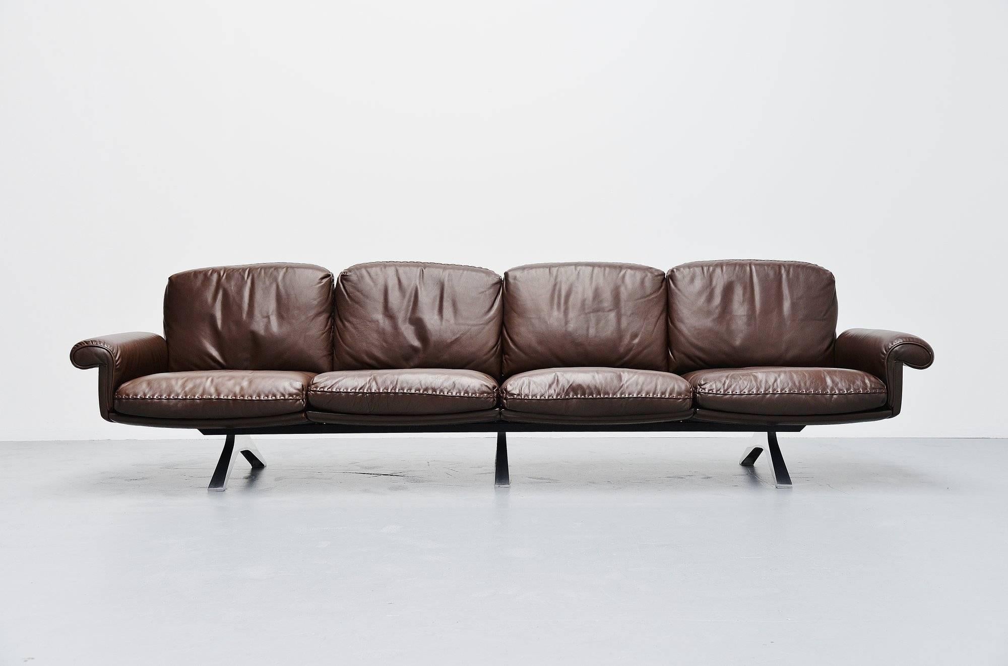 Dynamic lounge sofa designed and manufactured by De Sede, Switzerland, 1970. This sofa is model DS31/4 by De Sede and has chocolate brown leather seat with nicely stitched finished cushions. The legs are made of polished aluminium. De Sede is known