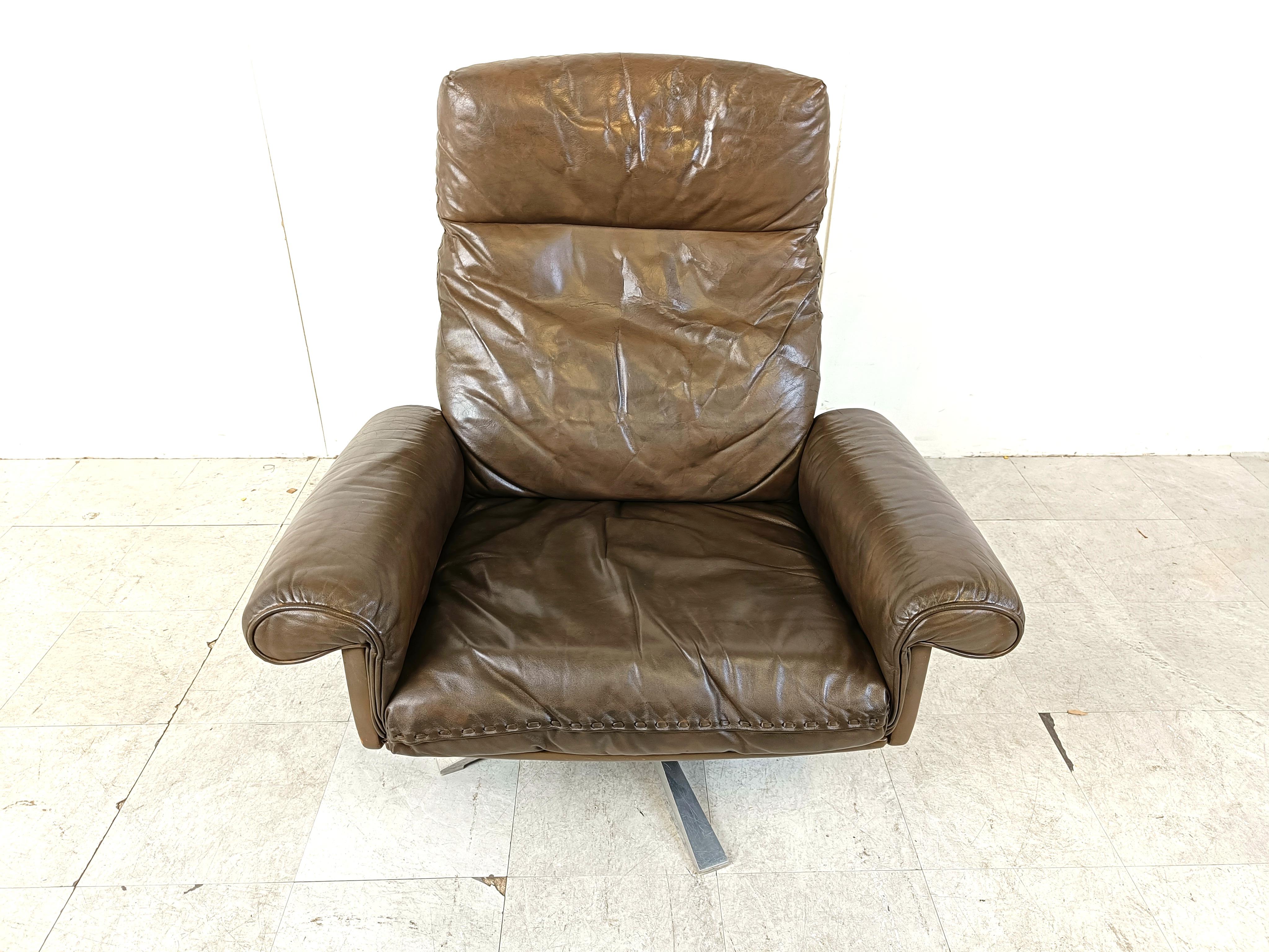 Rare high back dark brown leather armchair model DS31 designed and produced by De Sede.

Well designed polished aluminum legs.

Good condition

1970s - Switzerland

Dimensions:

Height: 100cm
Seat height: 45cm
Lenght: 90cm
Depth: 80cm


Ref.: 90305
