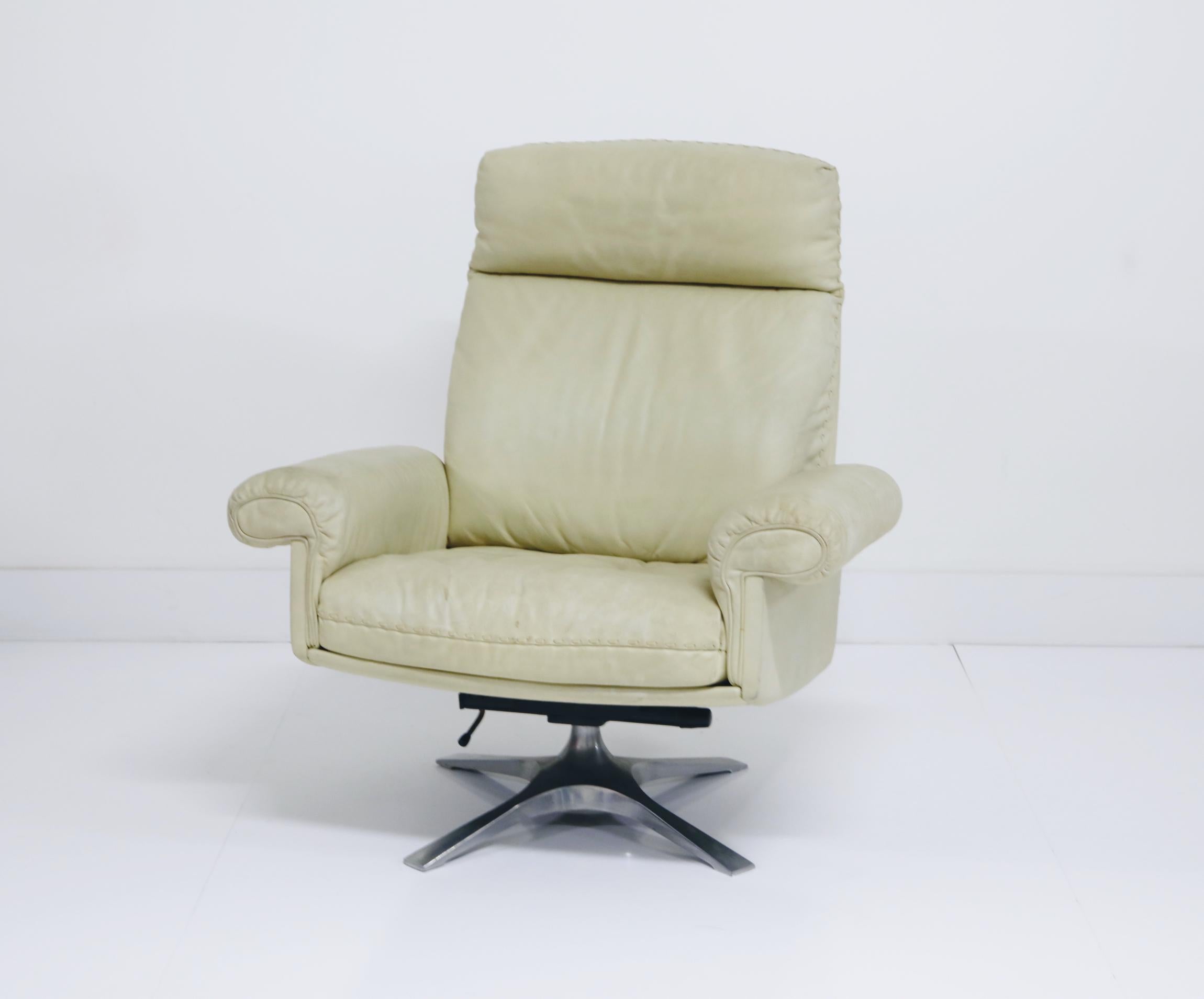 De Sede DS31 Off-White Leather Executive Swivel Lounge Armchair with Tilt, 1970s 5