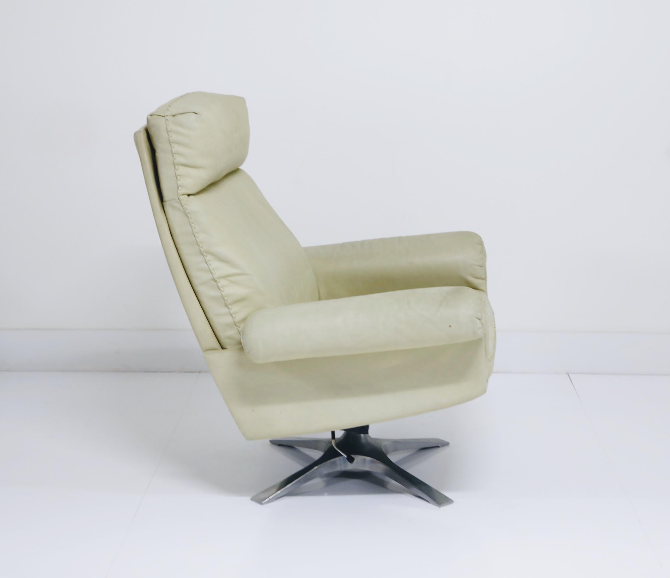 Modern De Sede DS31 Off-White Leather Executive Swivel Lounge Armchair with Tilt, 1970s